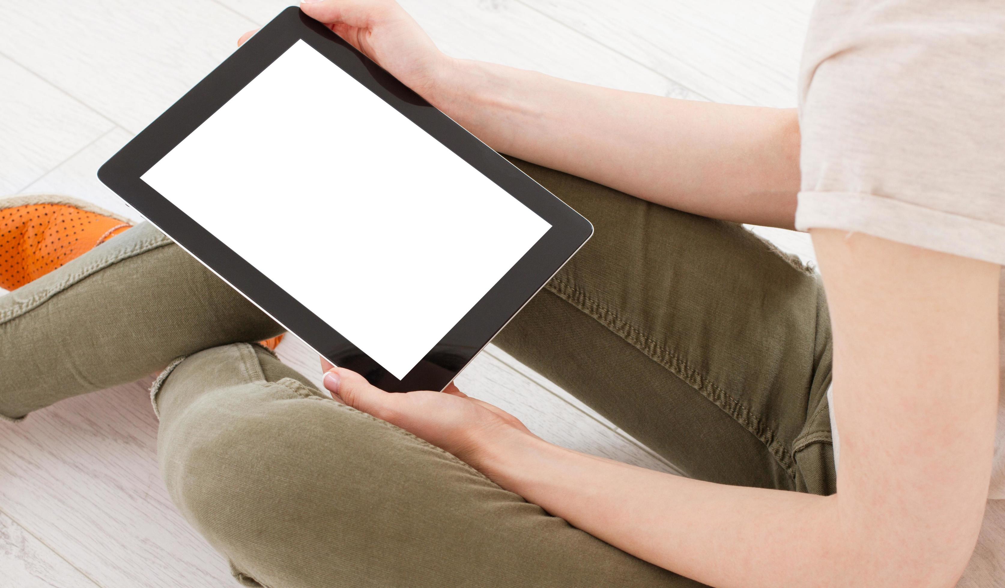 Teen woman girl using a tablet pc assis sur le sol dans un salon , touchant  un écran blanc 3743418 Photo de stock chez Vecteezy