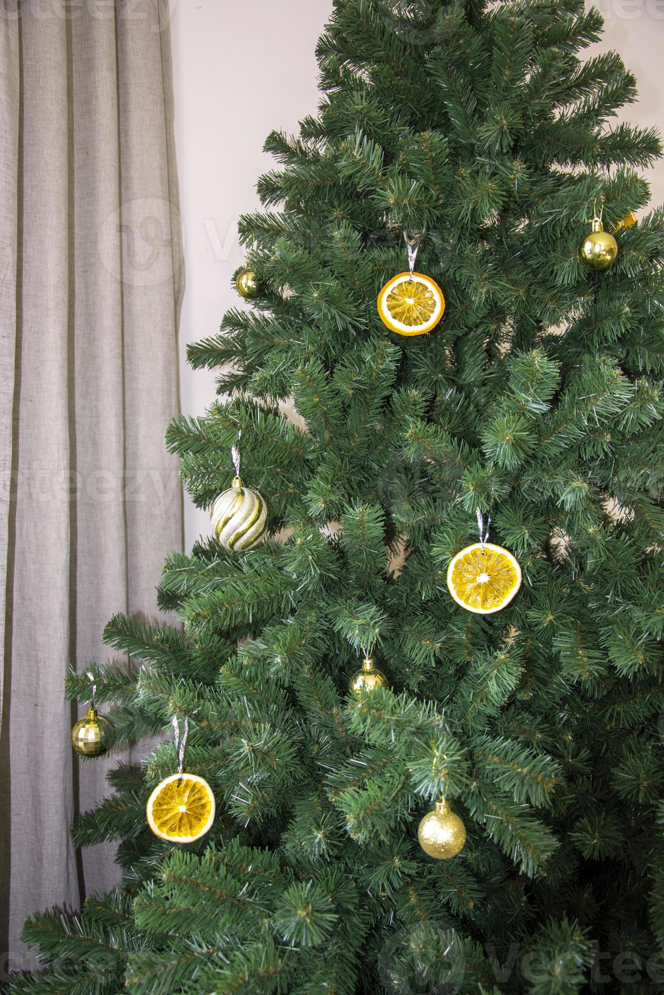 Sapin de Noël. décorations d'arbre de noël orange pour noël. photo
