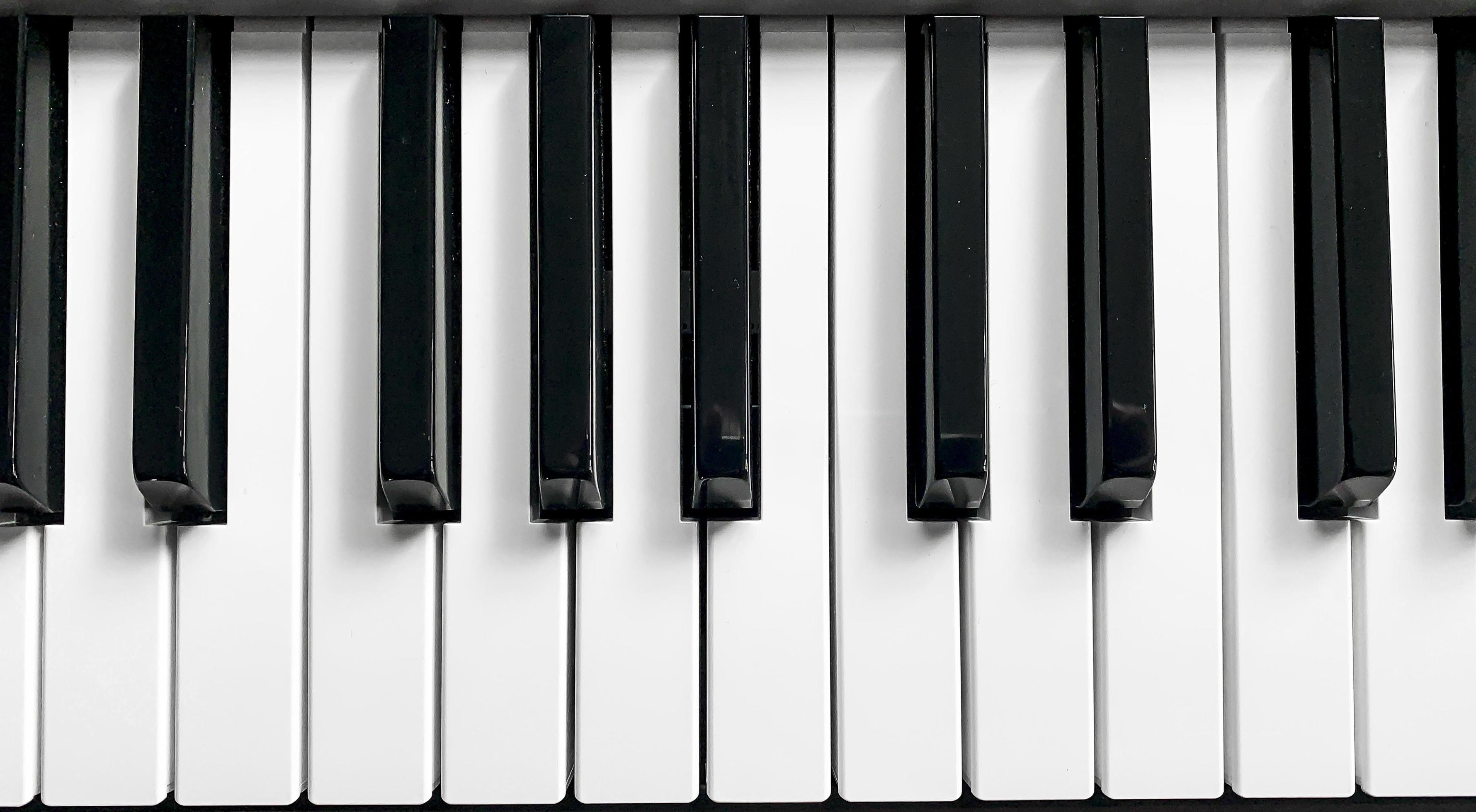 Clavier d'un piano noir et partition de musique sur le pupitre Stock Photo