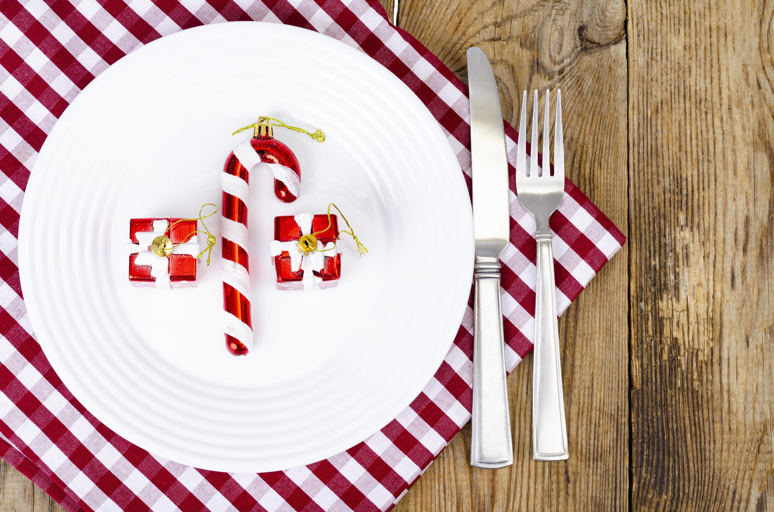 concept de noël et du nouvel an. assiette blanche, nappe rouge. studio  photo 4412245 Photo de stock chez Vecteezy