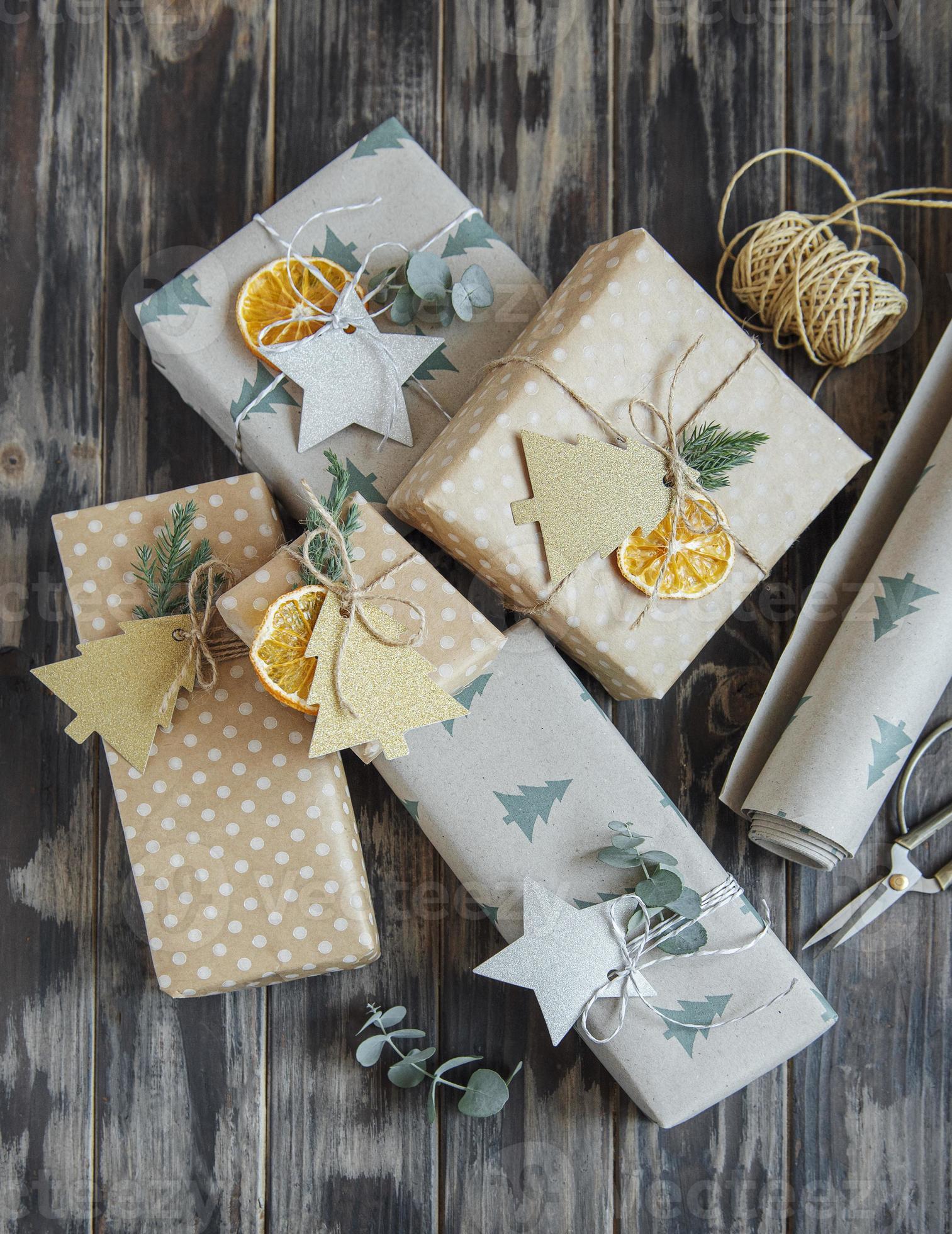 coffret cadeau fait maison décoratif de noël enveloppé dans du