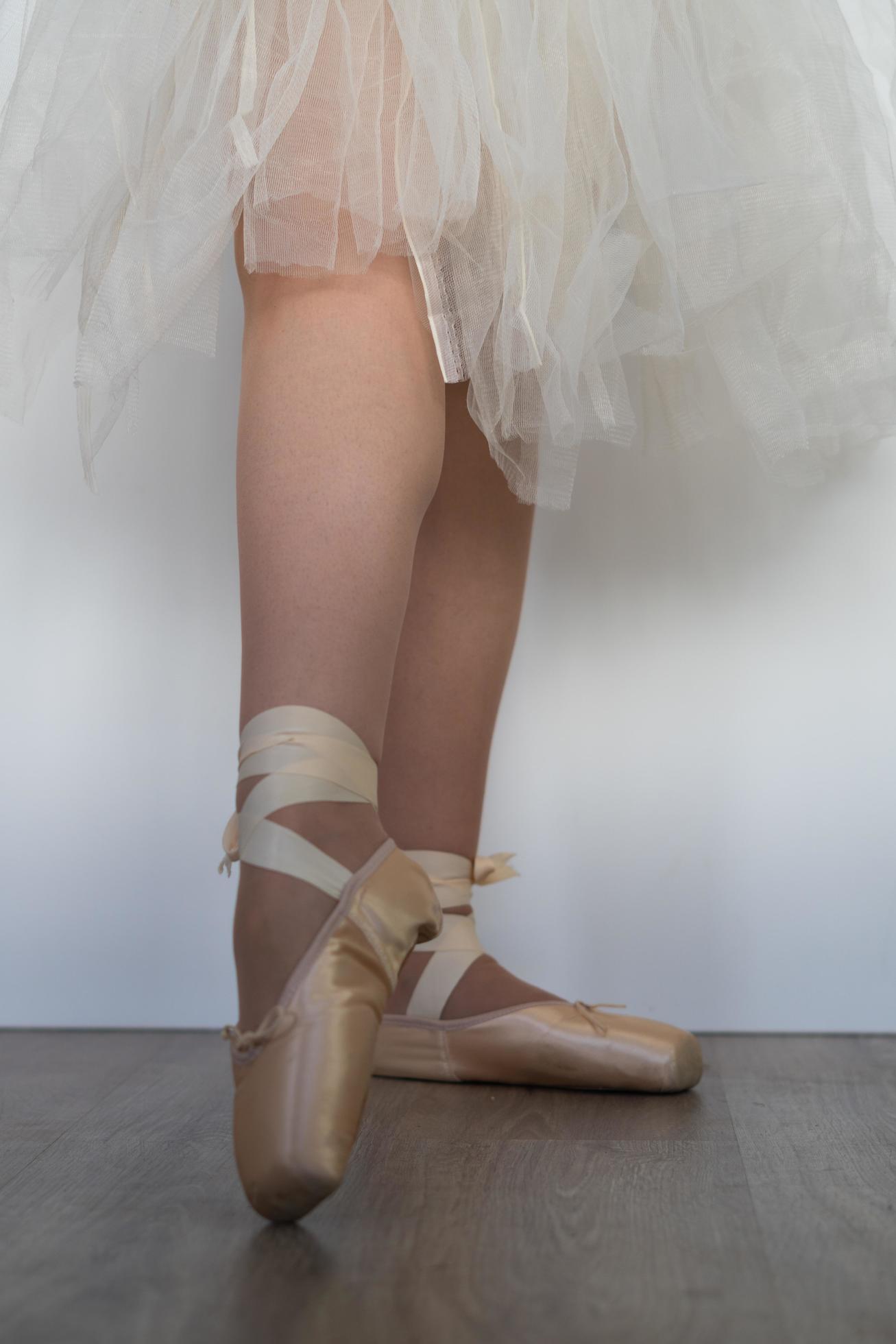 Chaussures De Pointe De Ballet Sur Pieds Sur Fond De Plancher En Bois