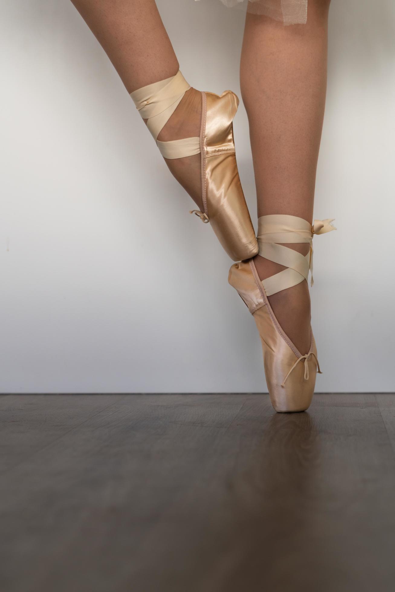 Chaussures De Pointe De Ballet Sur Pieds Sur Fond De Plancher En Bois