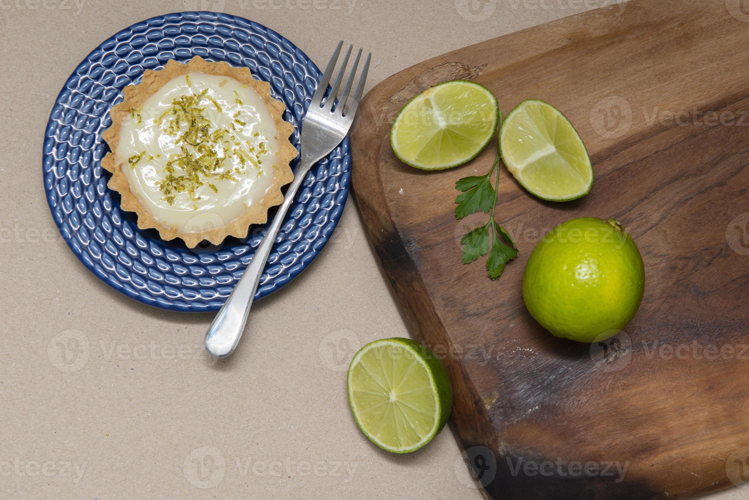 vue de dessus de la tartelette avec crème au citron et chips d'agrumes sur la vieille table en bois, espace de copie. mise au point sélective. photo