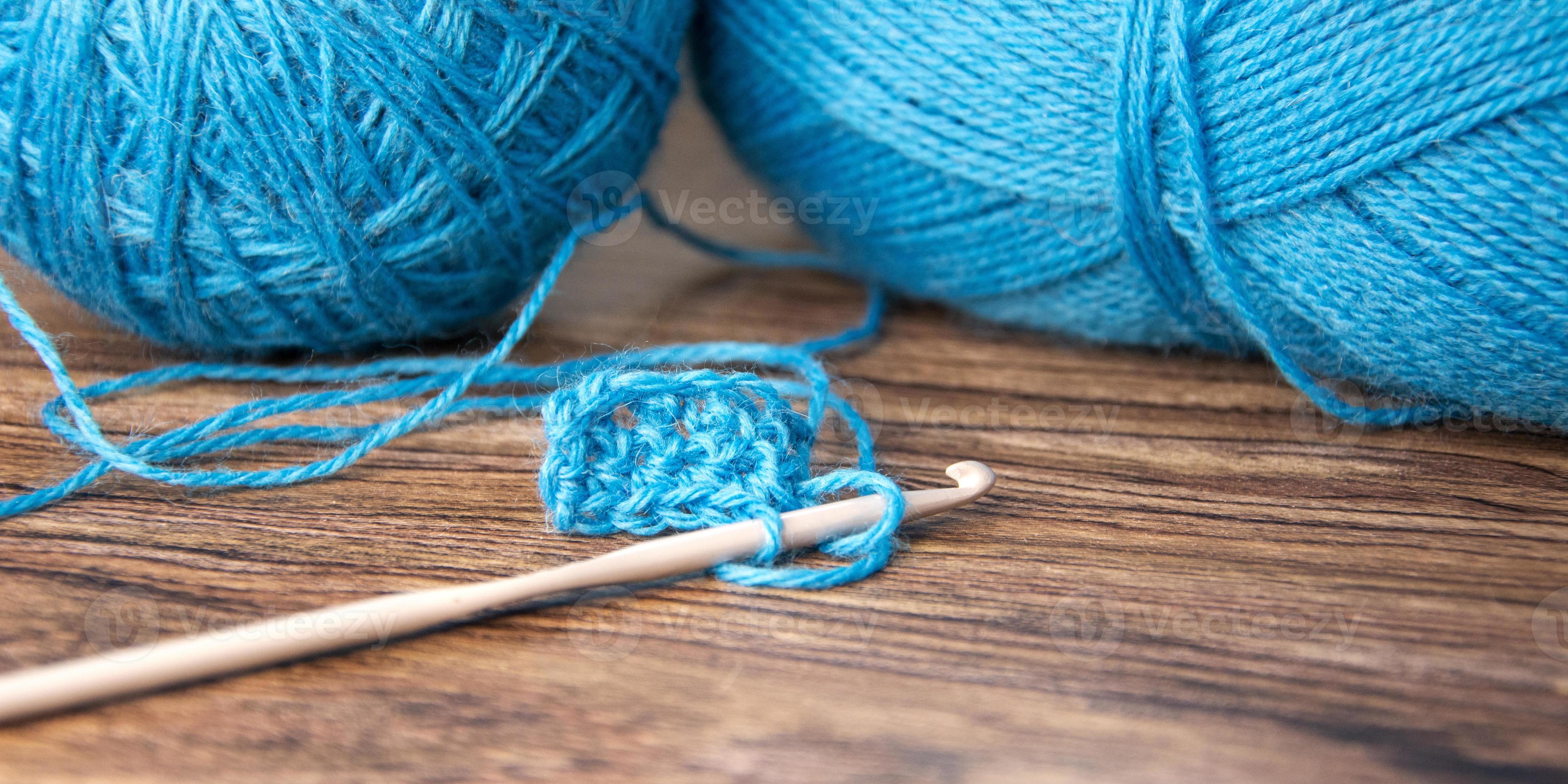 crocheter. un écheveau et une pelote de laine pour tricoter. 4748831 Photo  de stock chez Vecteezy