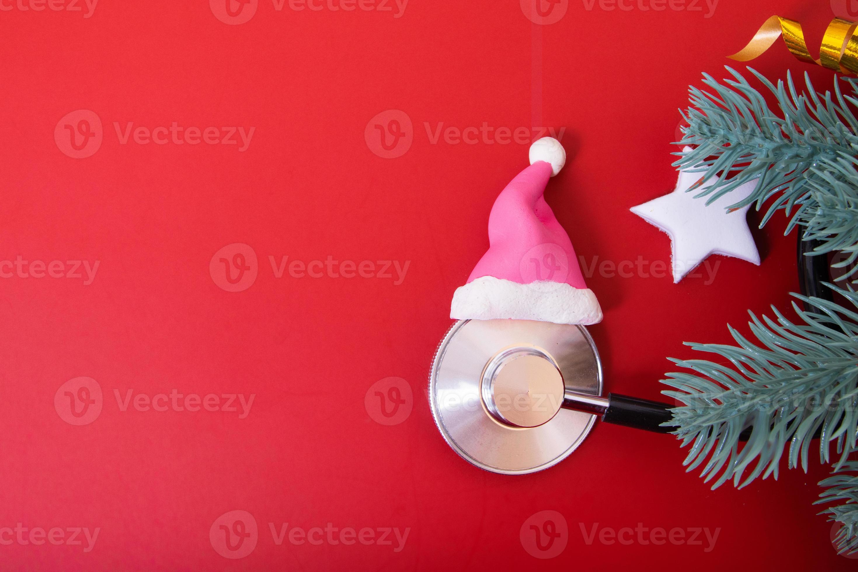 stéthoscope médical en bonnet de noel avec décorations de noël sur