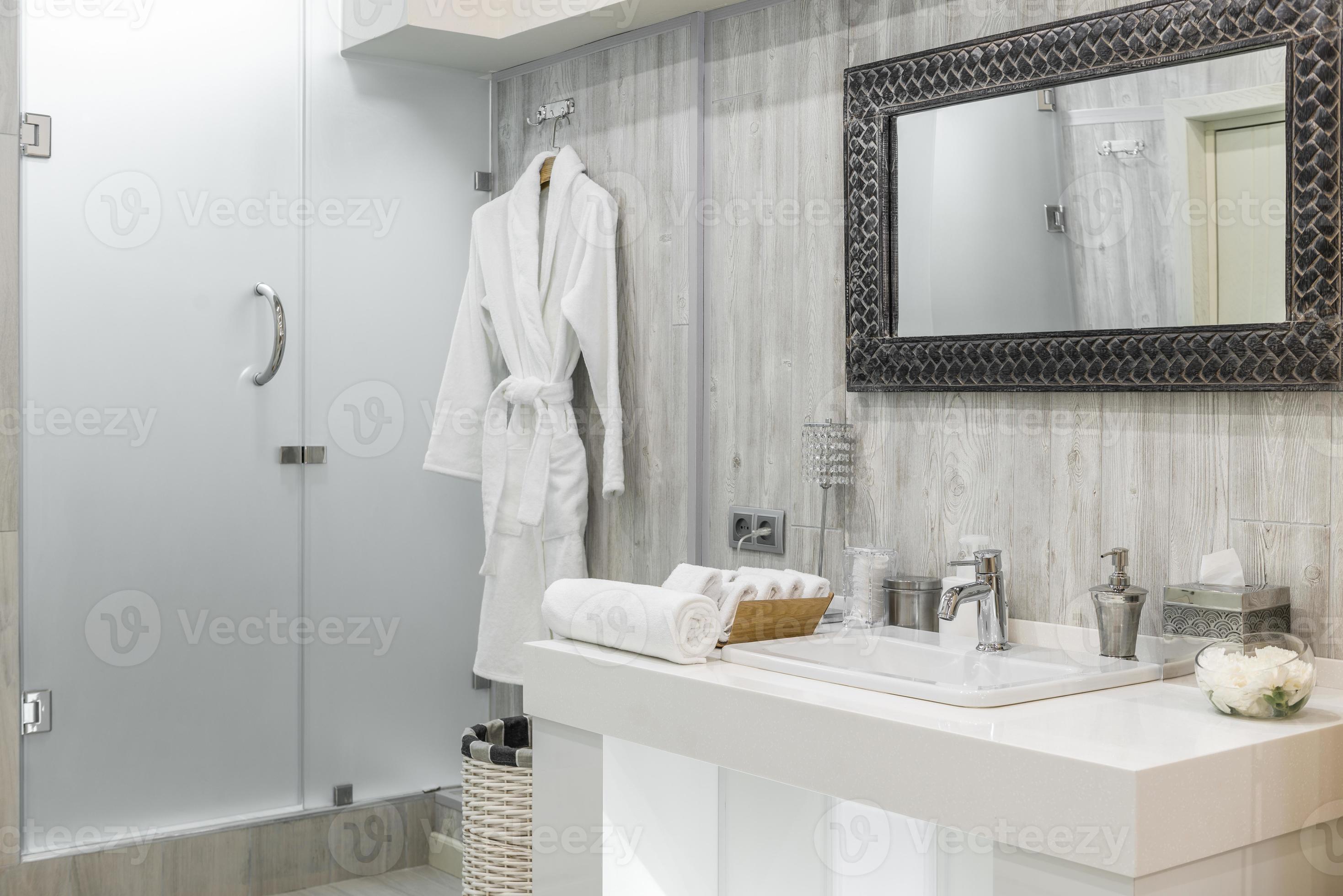 intérieur de salle de douche moderne avec lavabo et miroir 4924107