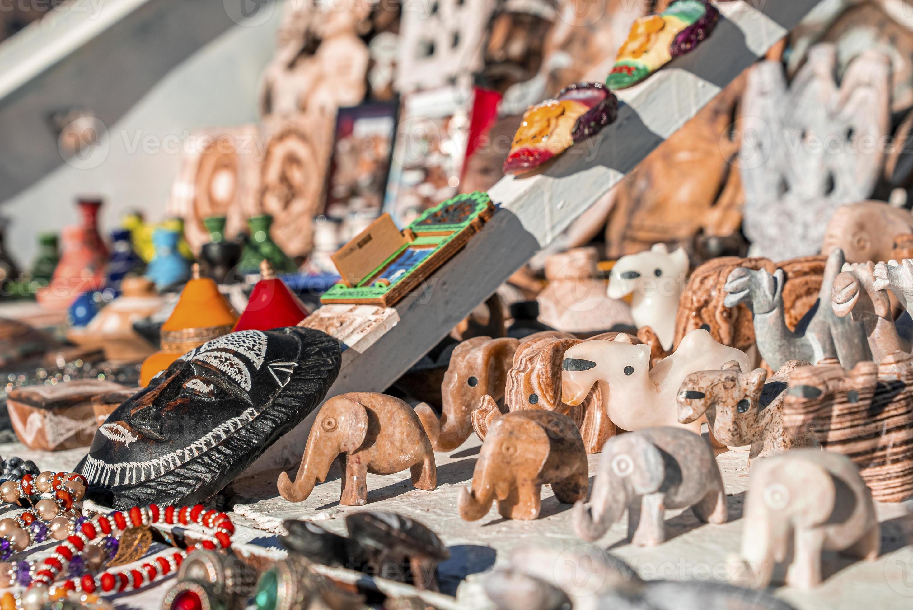 petites figurines d'animaux sculptées dans la pierre ou le marbre à vendre  au marché 5134935 Photo de stock chez Vecteezy