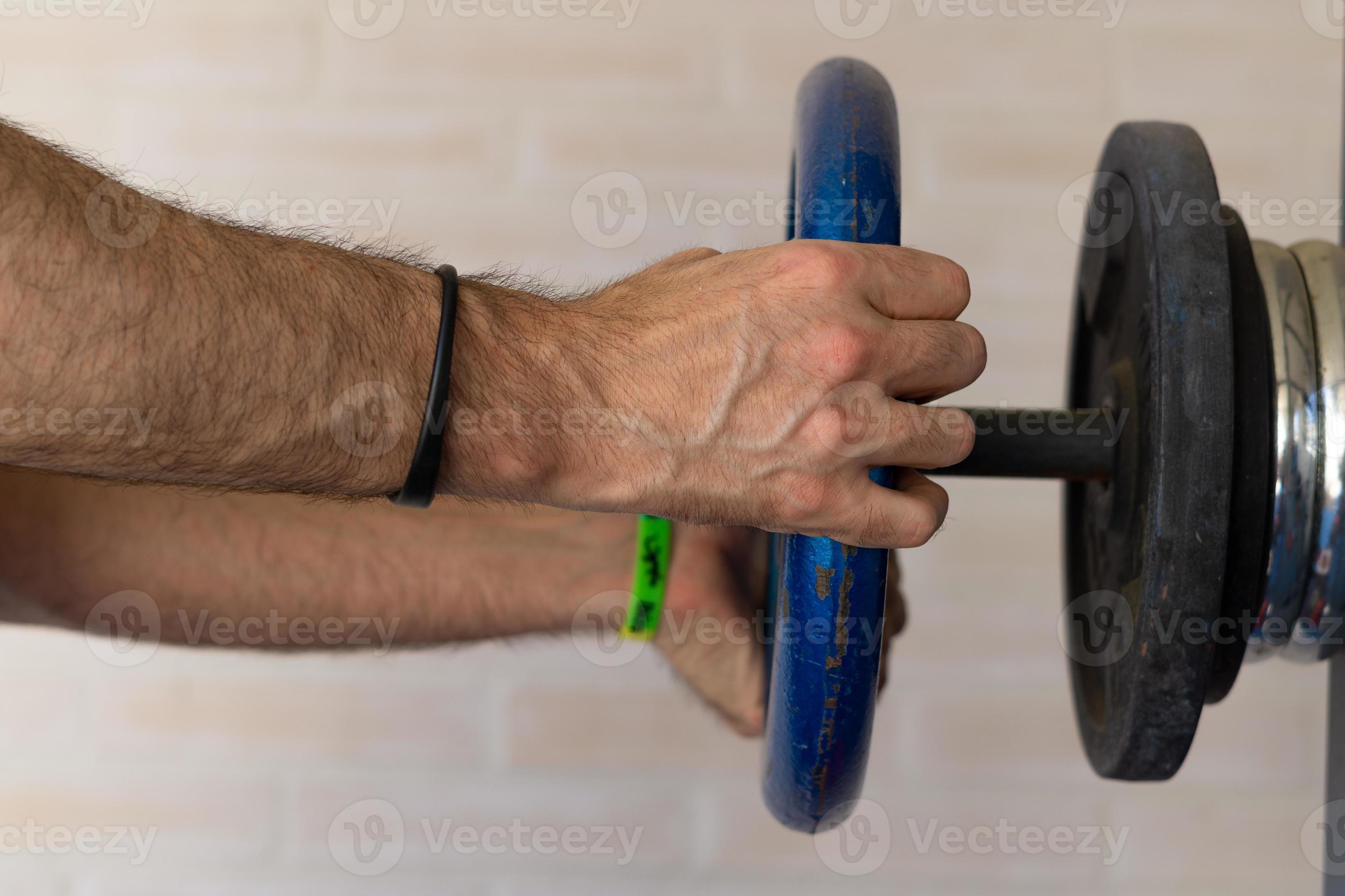 homme sportif s'entraînant avec haltère dans la salle de gym