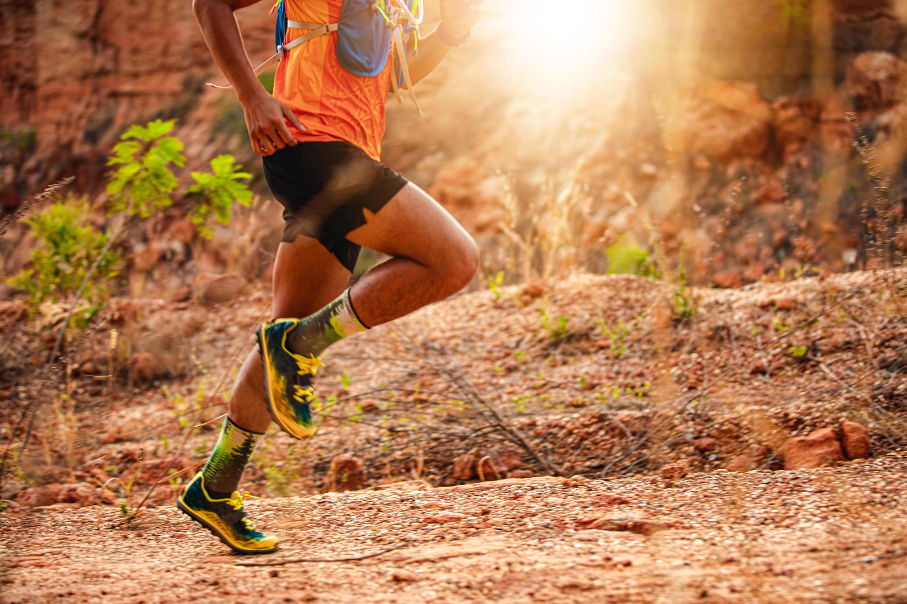 un homme coureur de trail. et les pieds d'athlète portant des