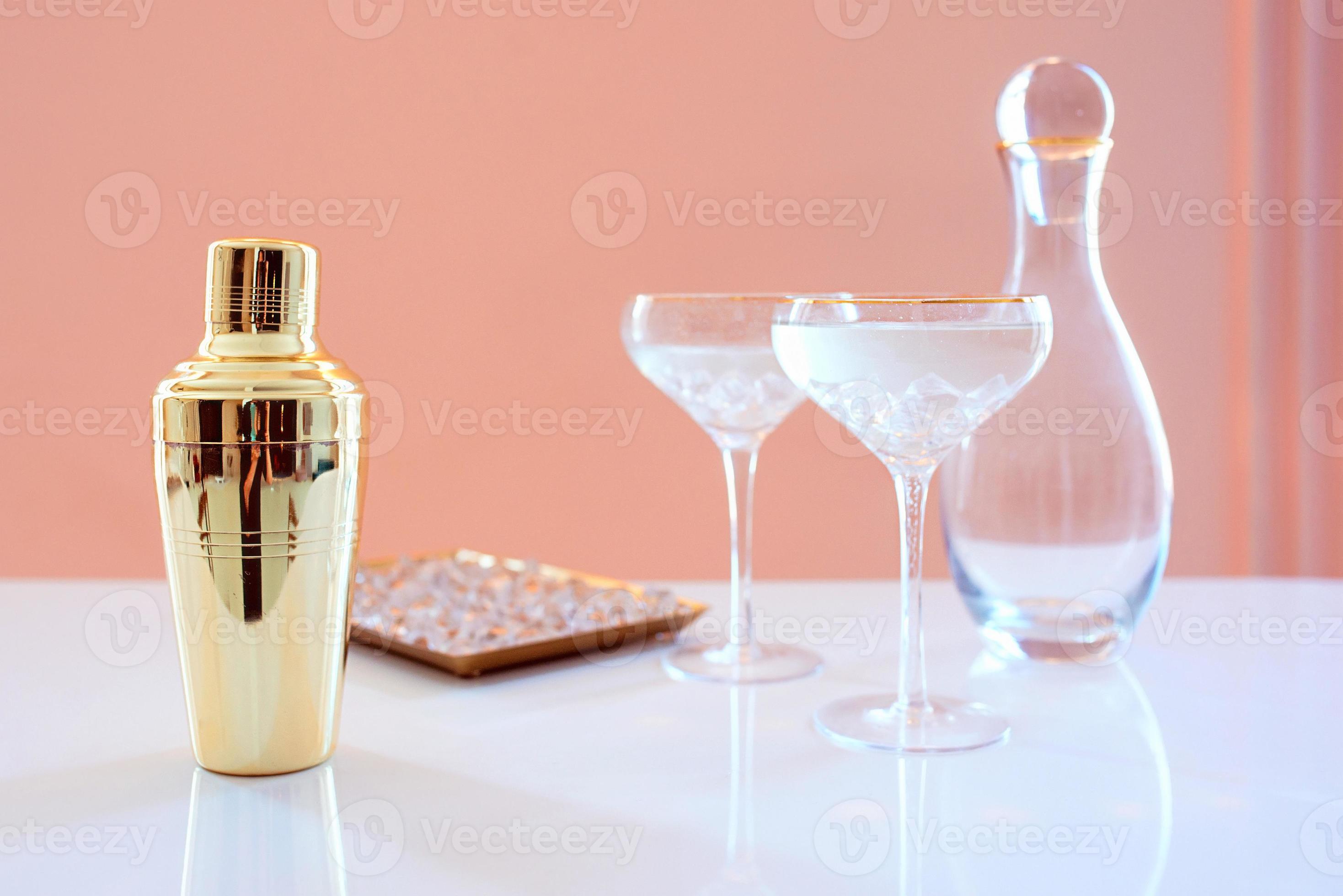 shaker doré, carafe en verre, verres élégants avec cocktail et