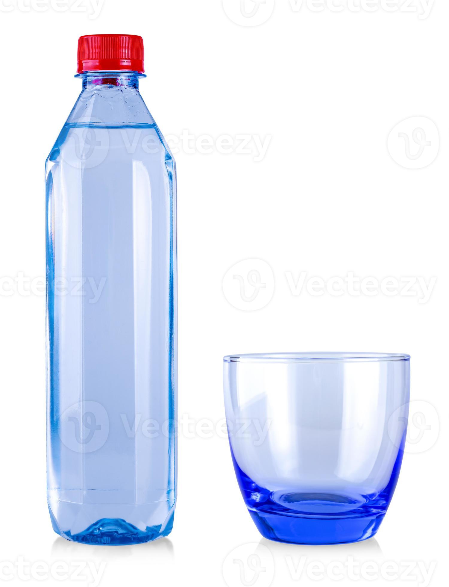 la petite bouteille d'eau avec couvercle rouge et verre isolé sur fond  blanc 5739718 Photo de stock chez Vecteezy