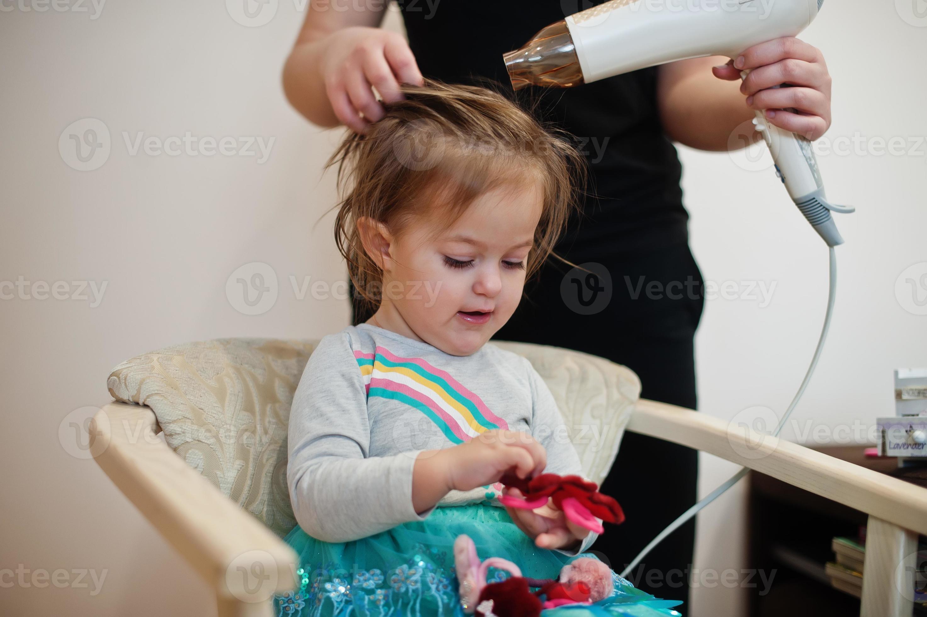 maman avec bébé fille faisant la routine quotidienne ensemble. la mère  brosse et sèche les cheveux de l'enfant après la douche. 5854758 Photo de  stock chez Vecteezy