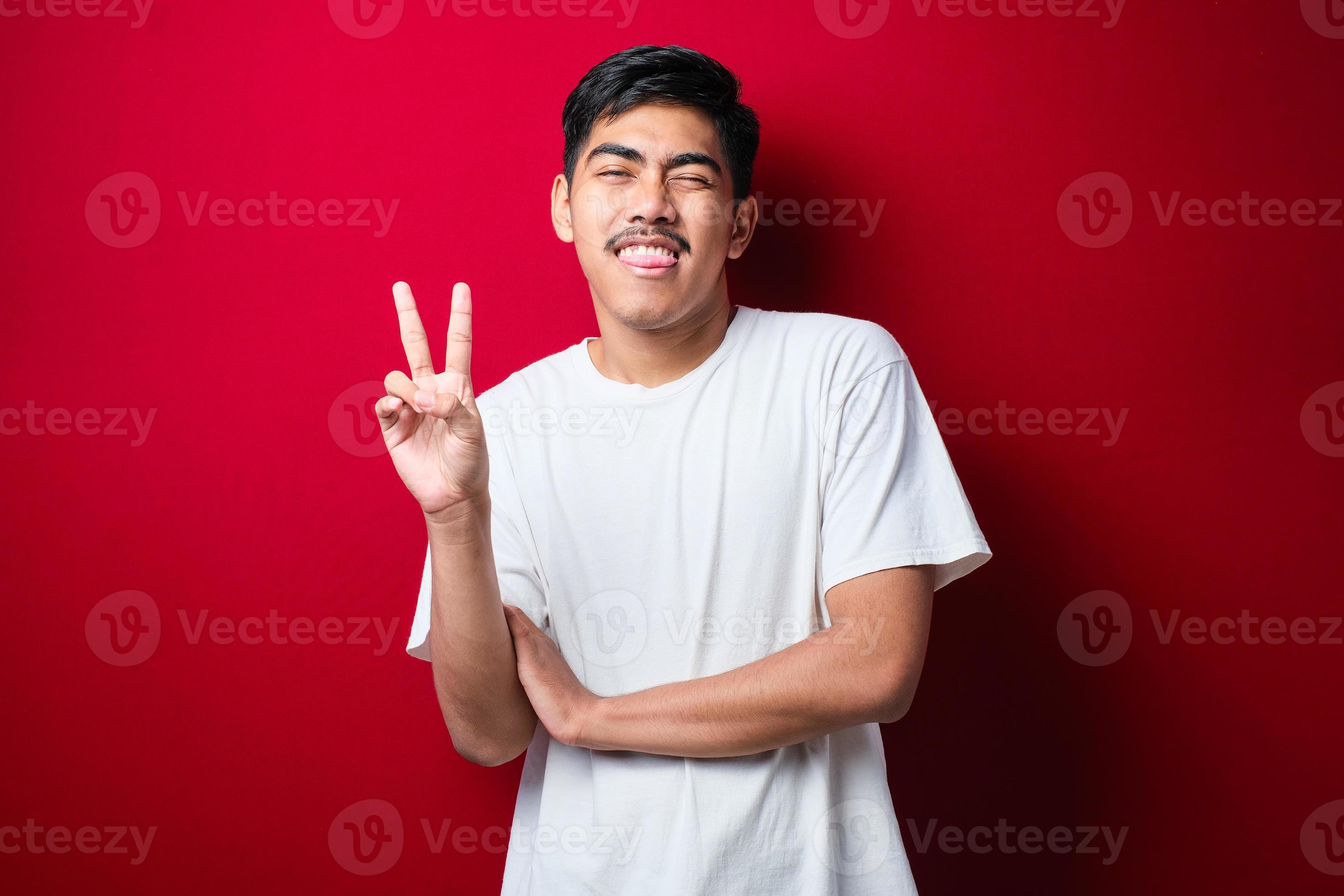 Portrait De Jeune Sportif Asiatique Choqué En Bandeau Bleu Et T-shirt Blanc  De Sport Avec Un Casque à La Recherche Sur La Montre Sur Son Poignet Isolé  Sur Fond Blanc Concept De