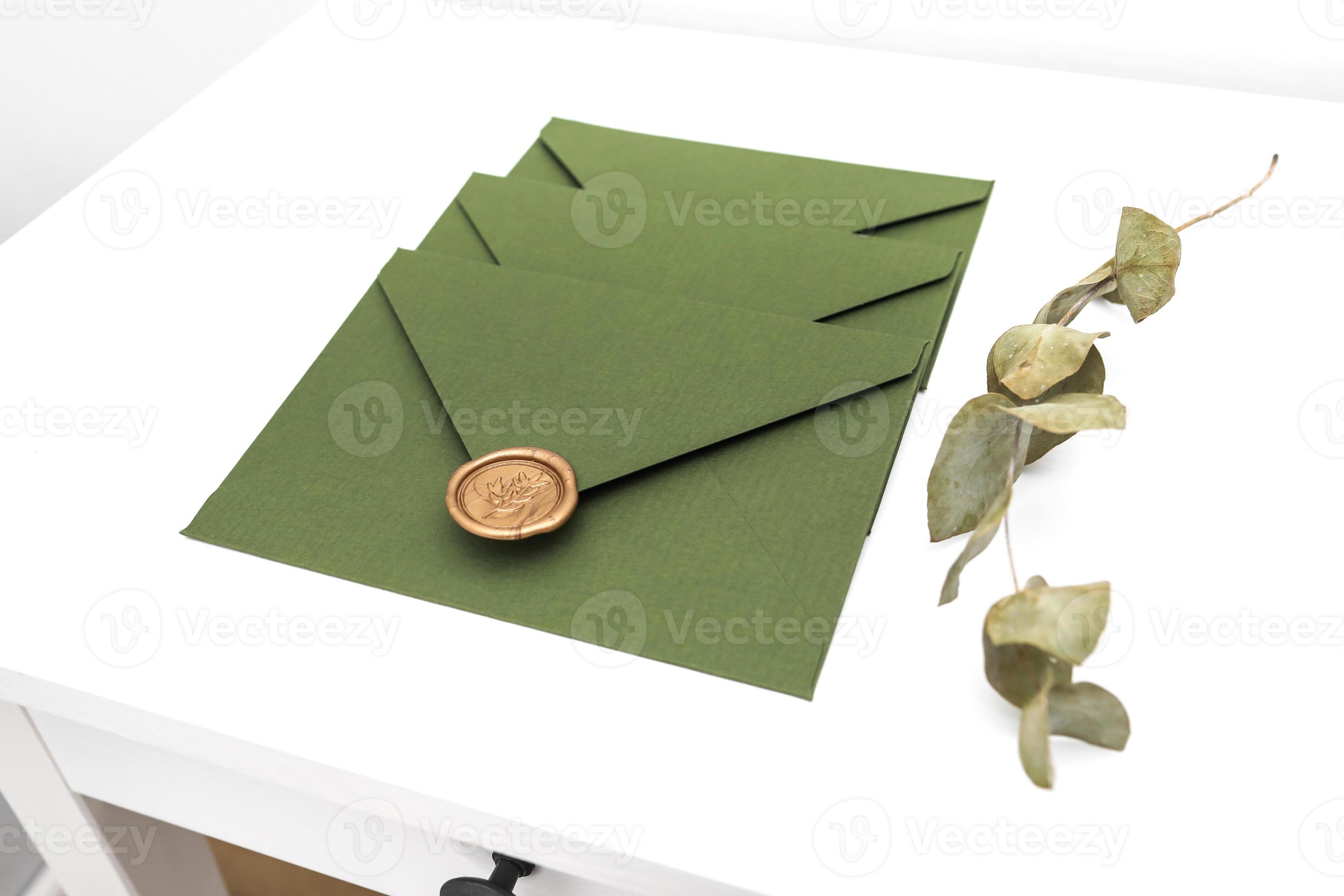 enveloppe verte avec carton design et sceau sur fond blanc. enveloppe avec  cachet 6044333 Photo de stock chez Vecteezy