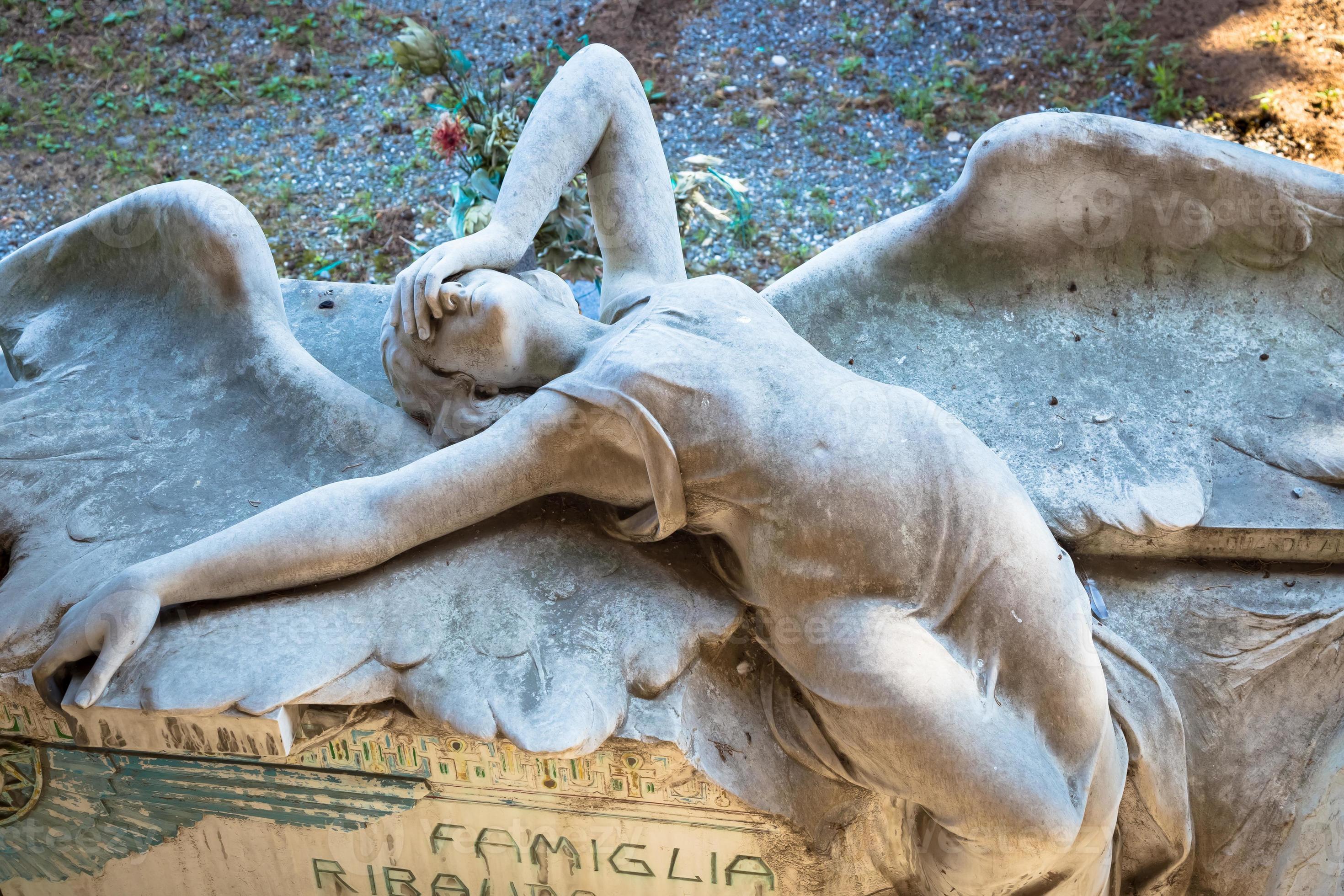 Ange Triste Dans Le Vieux Cimetière. Sculpture D'ange Sur La Tombe
