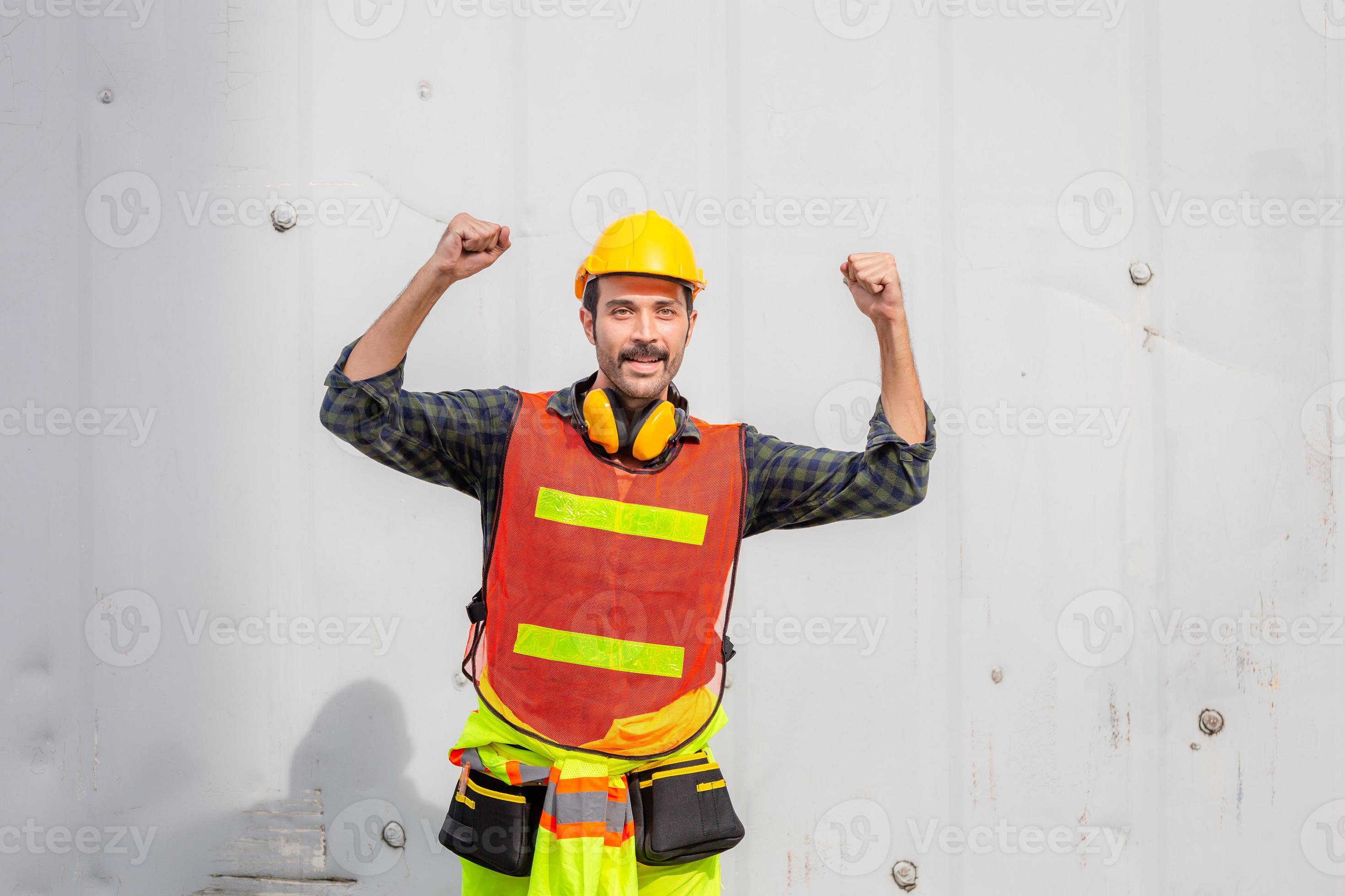 heureux ingénieur homme en casque et gilet de sécurité sur le chantier de  construction 6723138 Photo de stock chez Vecteezy