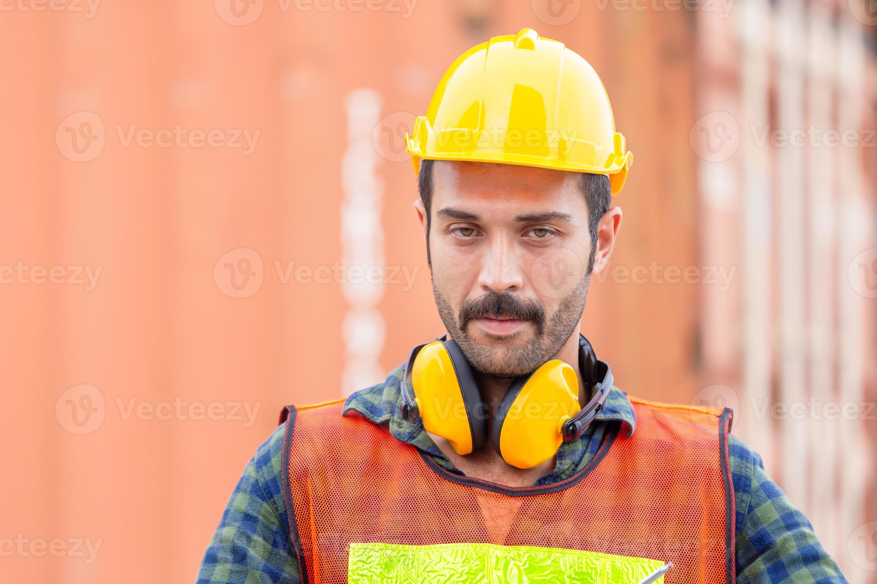 Homme ouvrier vêtu d'un gilet et d'un casque de chantier blanc, chapeau  avec haut-parleur dans les mains sur fond blanc, Vidéothèque Y compris :  entrepreneur et ouvrier - Envato Elements