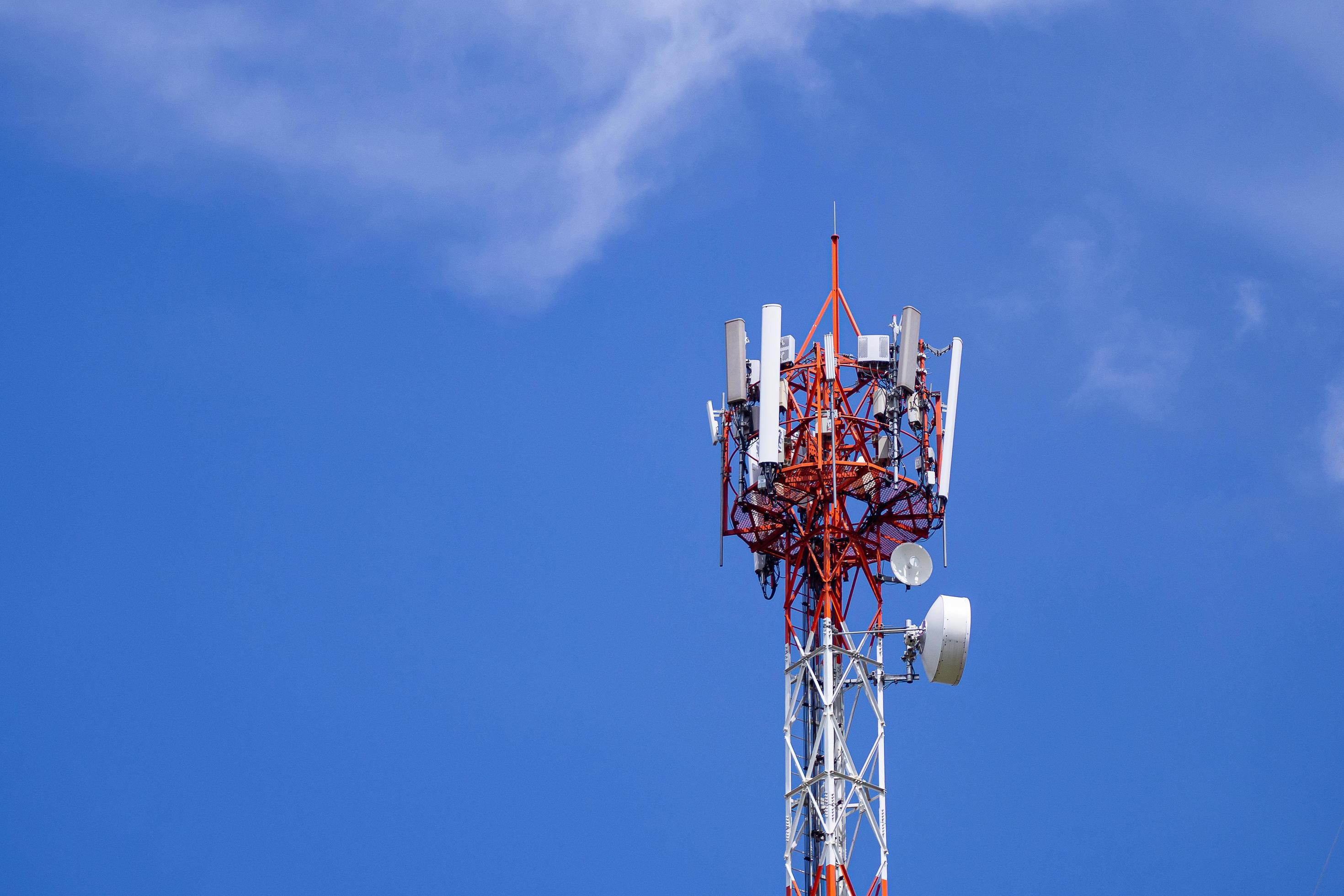 Antenne radio de télécommunication et tour satellite avec ciel bleu 1902502  Photo de stock chez Vecteezy