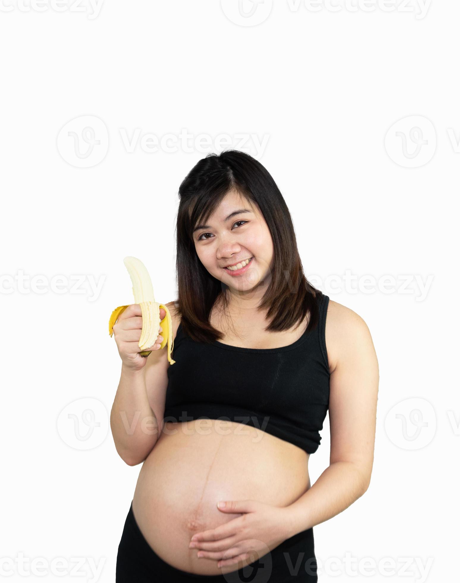 femme enceinte tenant sur son ventre et mange de la banane pour la santé  isolée sur fond blanc. concept de famille mère maman enceinte. 6839907  Photo de stock chez Vecteezy