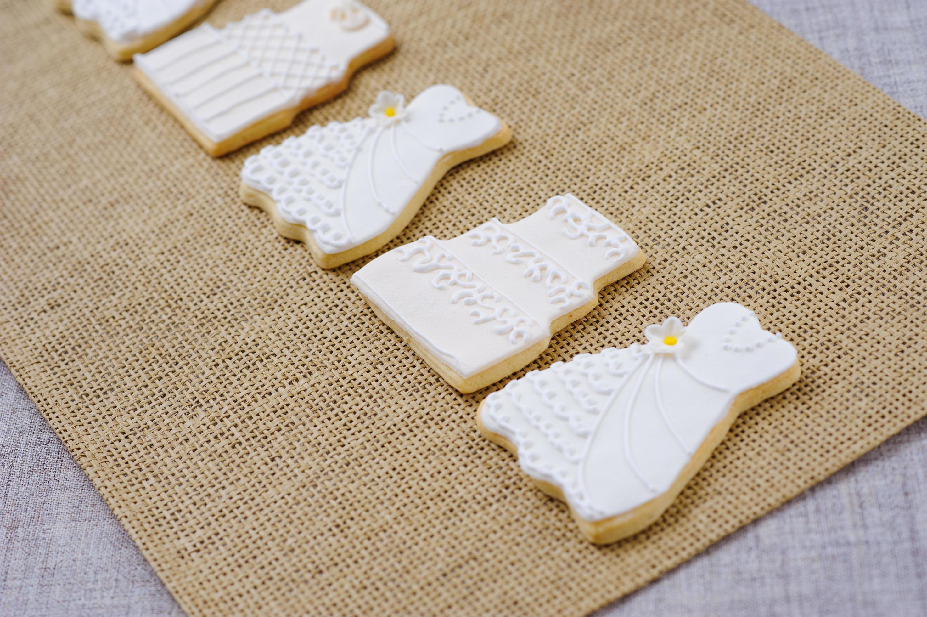 biscuits en forme de robe de mariée et de gâteau photo