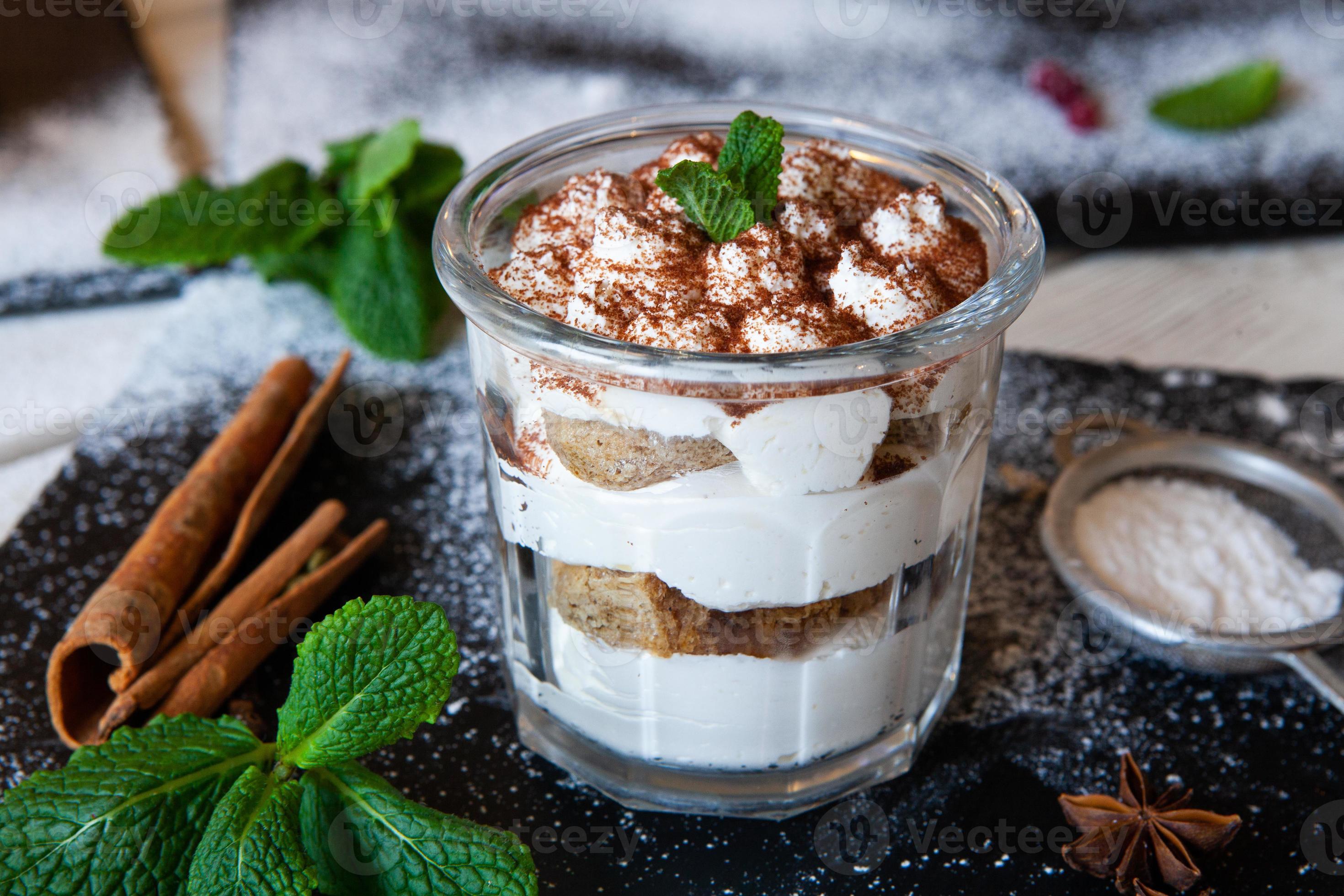 gâteau tiramisu en verre, dessert italien classique avec crème de  mascarpone et cacao. mise au point sélective. 7032103 Photo de stock chez  Vecteezy