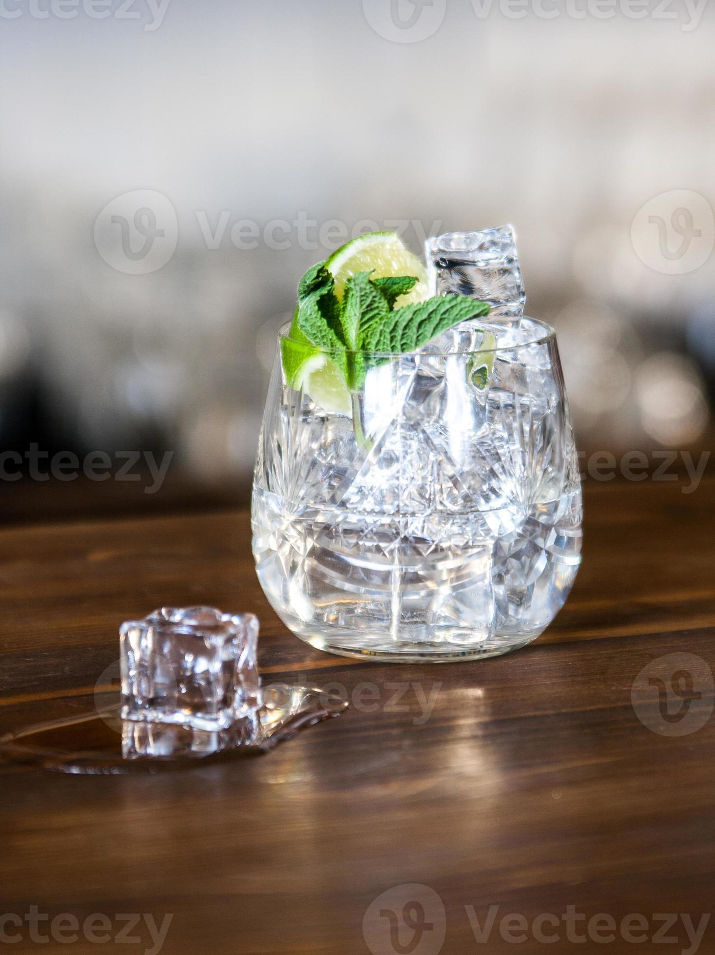 cocktail au citron vert et menthe photo