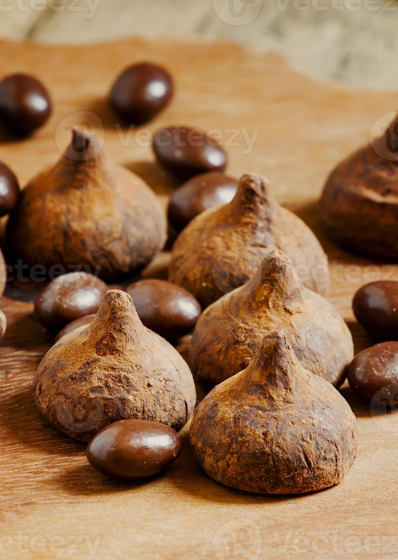 chocolats, truffes et boules sur un fond en bois photo