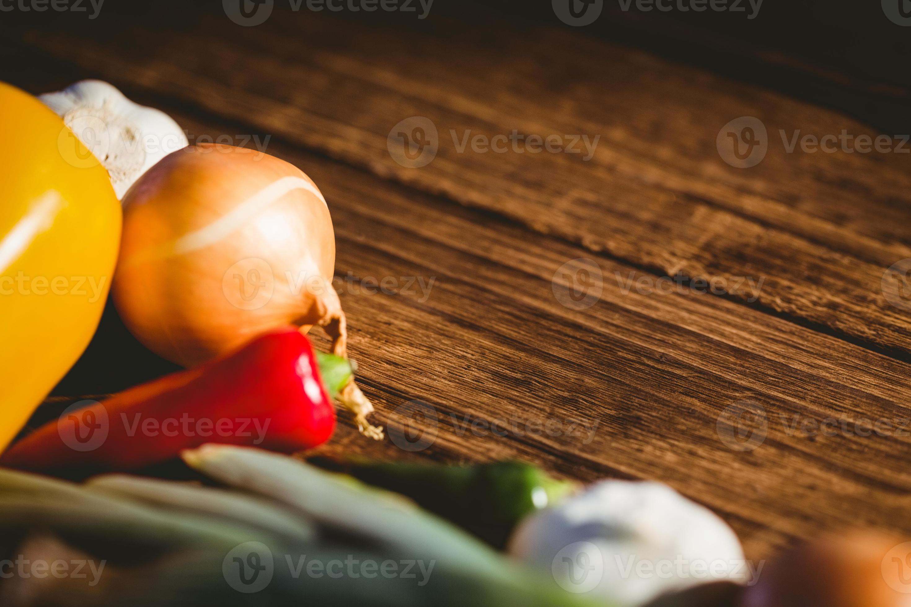 légumes disposés sur table photo