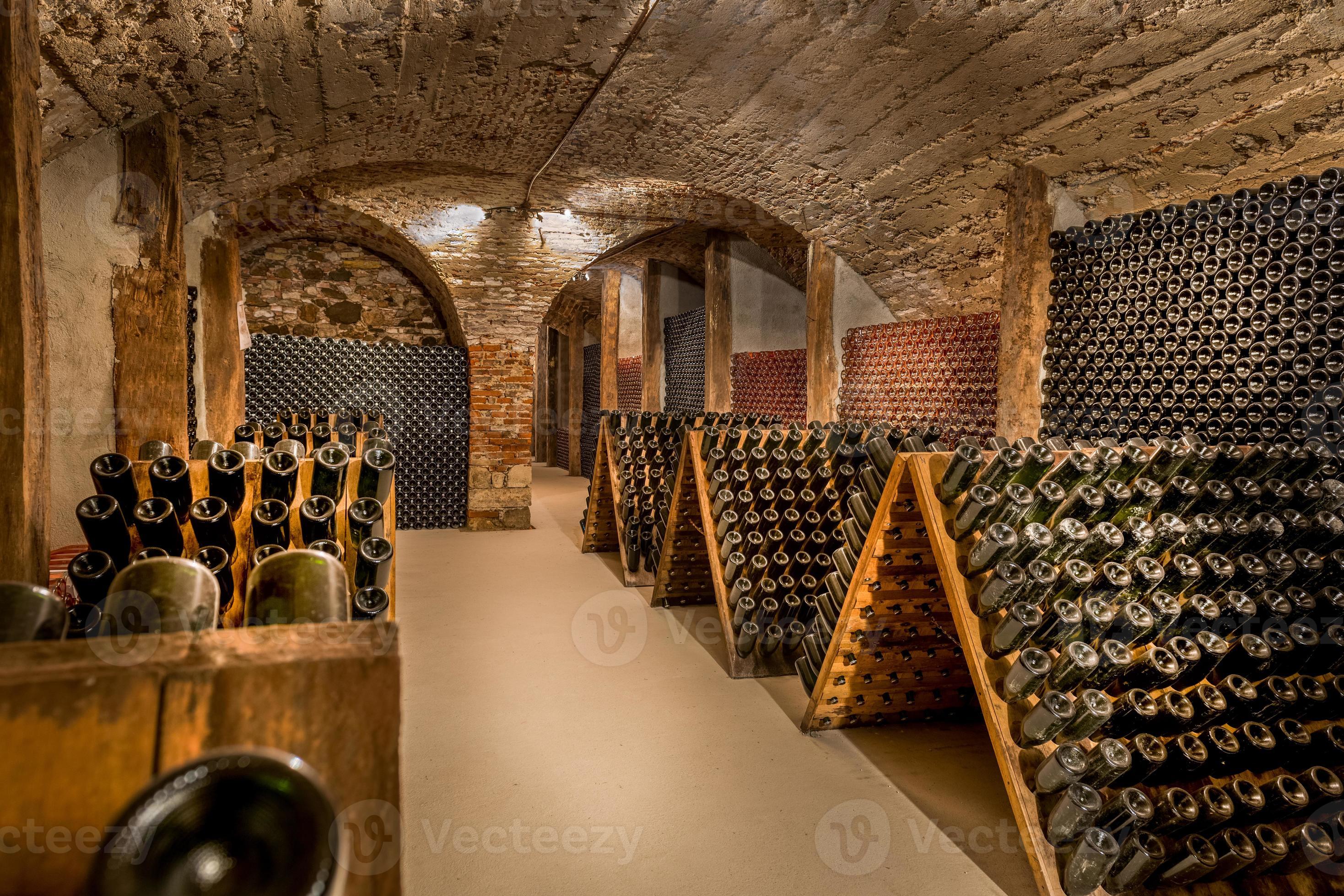 cave à vin, une rangée de bouteilles de champagne photo