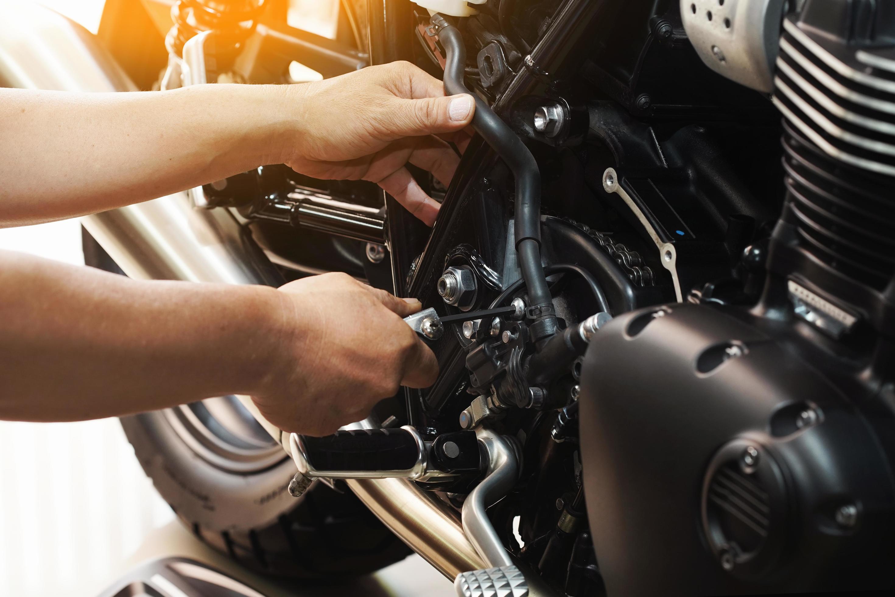 Mécanicien tenant une clé hexagonale travaillant sur une moto dans un  garage de motos, concept d'entretien et de réparation de motos. mise au  point sélective 7135706 Photo de stock chez Vecteezy