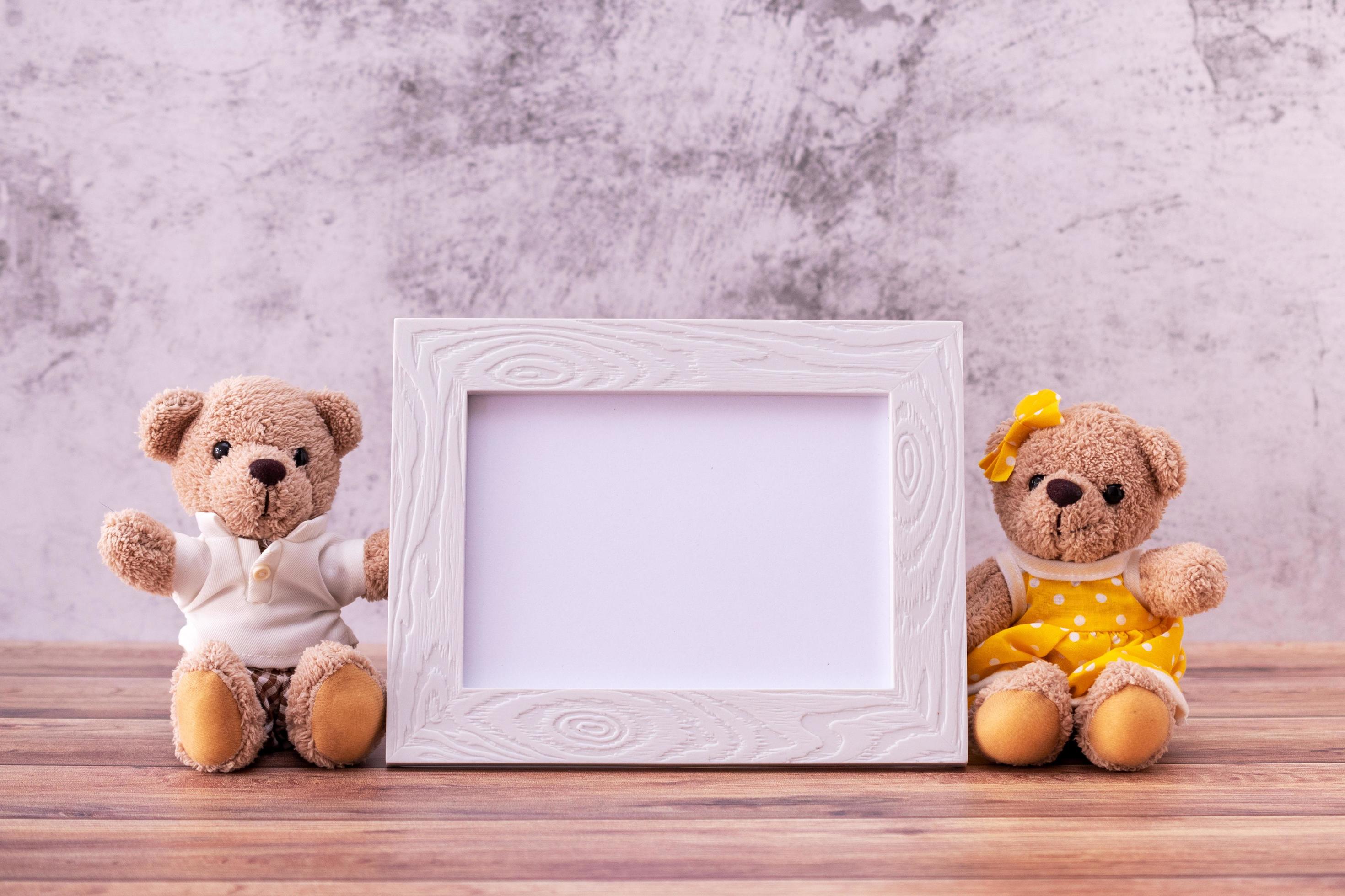 couple ours en peluche avec cadre photo sur table en bois. célébration de la saint valentin