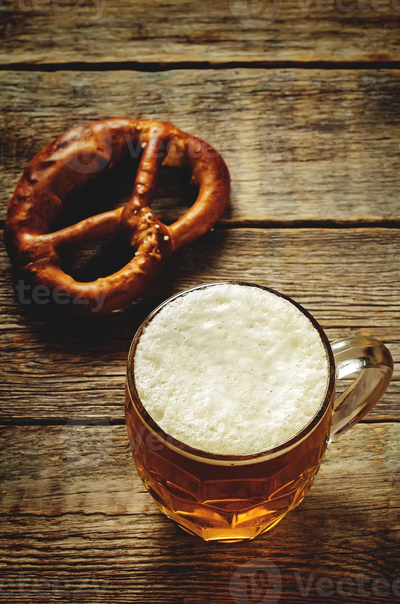 bière et bretzel photo