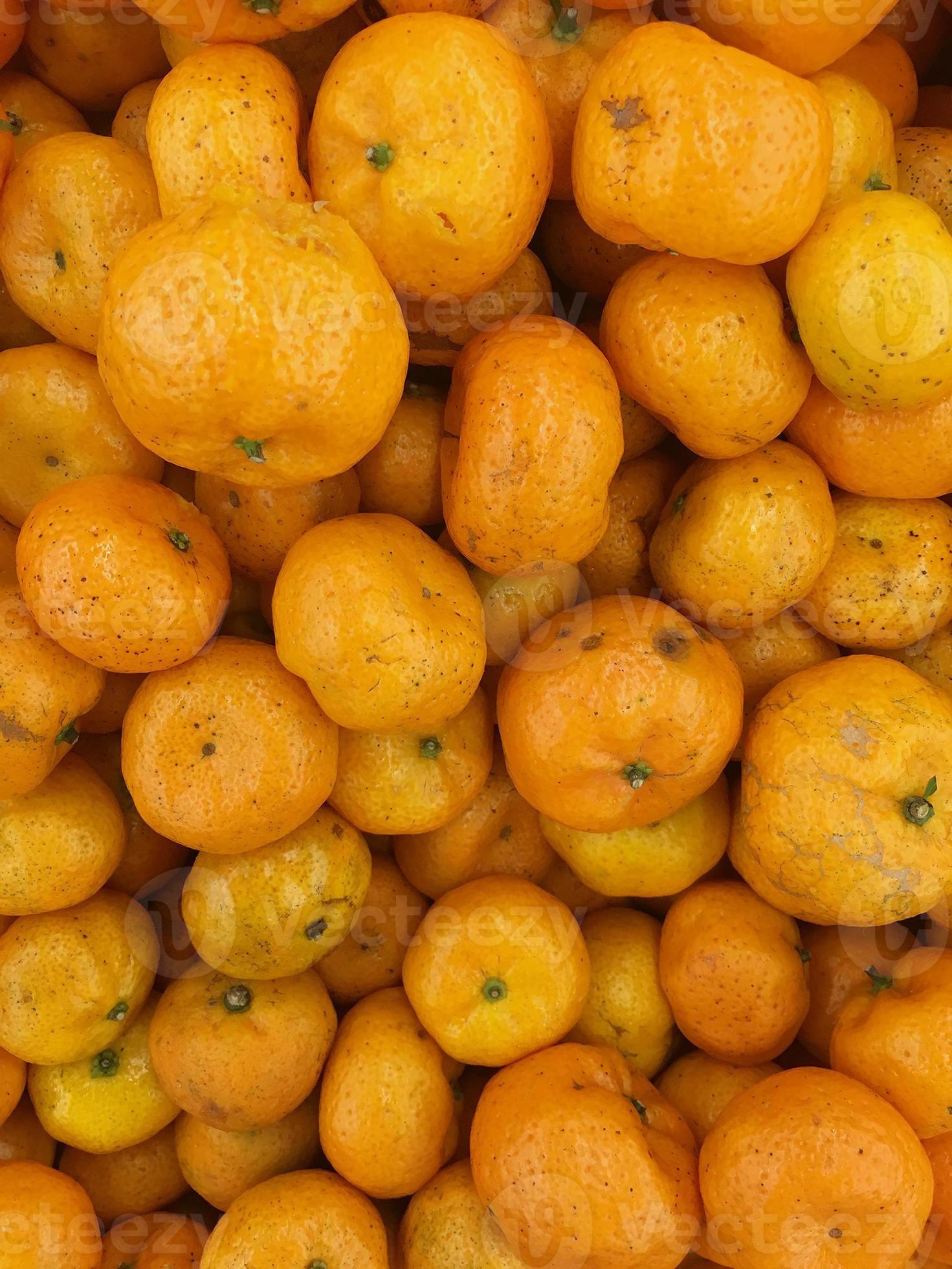 oranges sur l'étal du marché photo