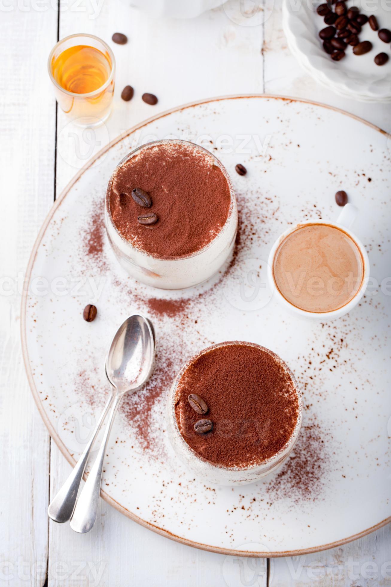 dessert tiramisu dans un verre. italien traditionnel. 723700 Photo de stock  chez Vecteezy