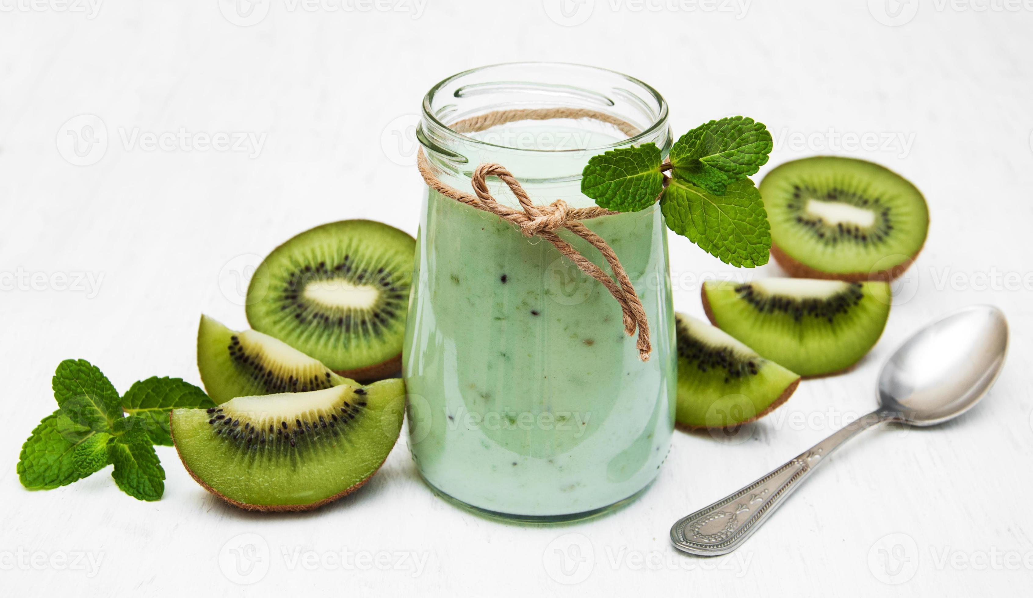 smoothie kiwi en verre photo