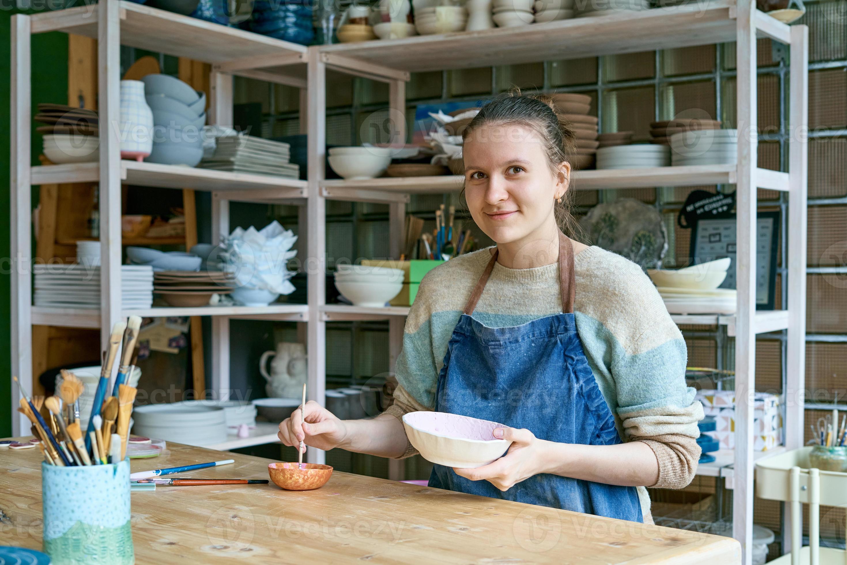 Travail Créatif Mutuel. Couple élégant Adulte Dans Des Vêtements  Décontractés Et Des Tabliers. Les Gens Créant Un Bol Sur Un Tour De Poterie  Dans Un Studio D'argile.