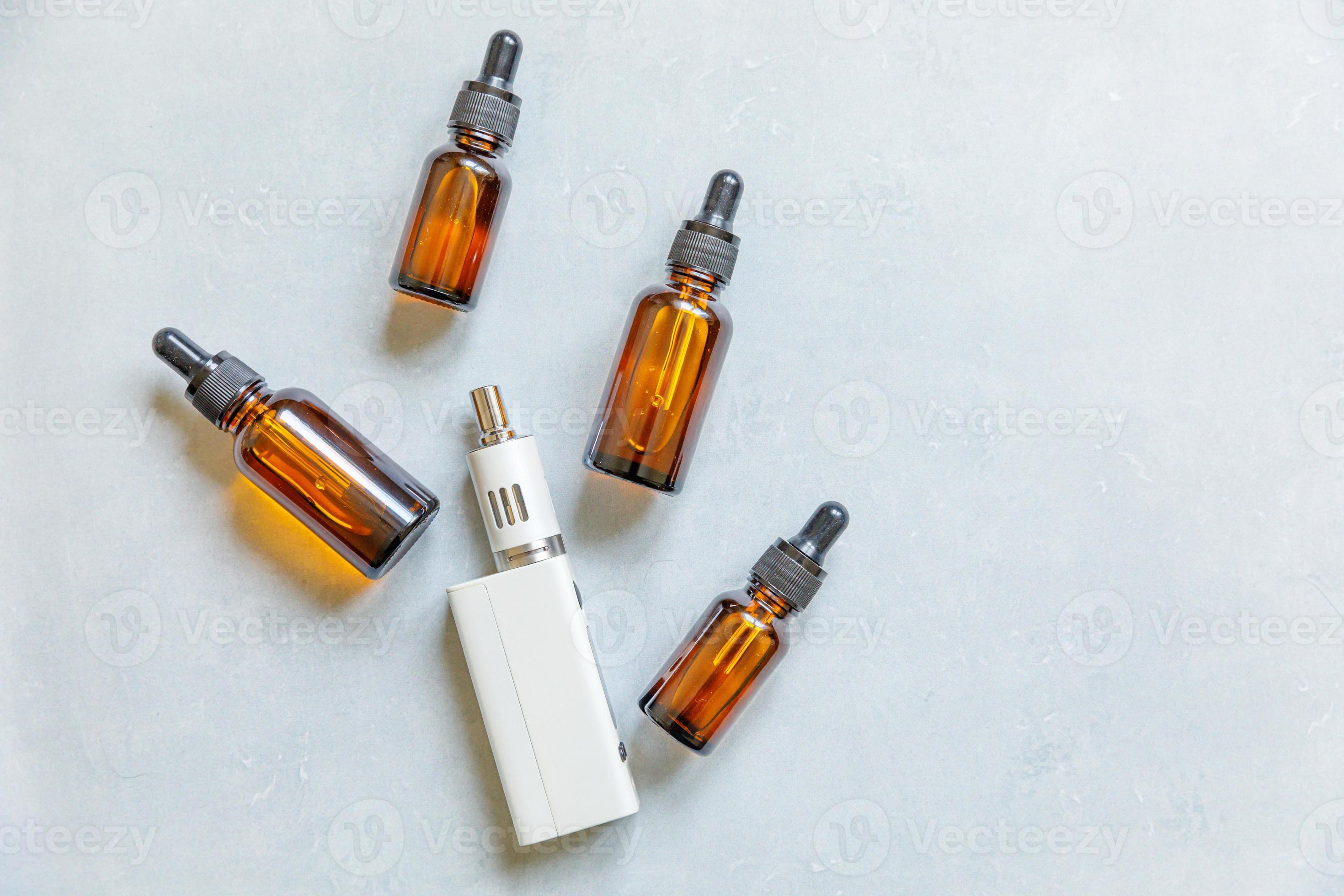 appareil de vapotage e-cigarette cigarette électronique et bouteilles de  liquide isolées sur fond blanc. dispositif de vape pour le tabagisme  alternatif. concept de magasin de vapotage. gadget pour vapoteur.  accessoires de vapotage.