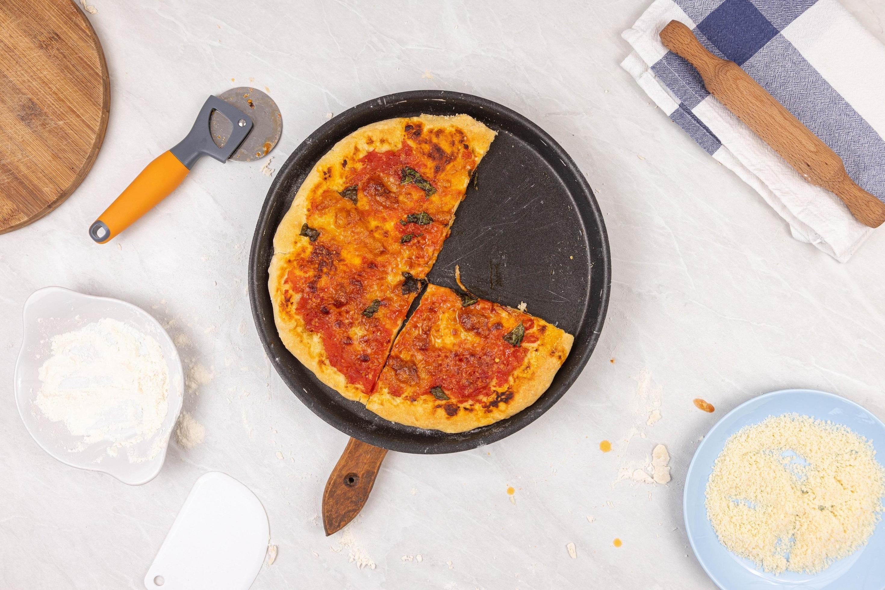 pizza capricciosa sur la table avec une tranche coupée photo