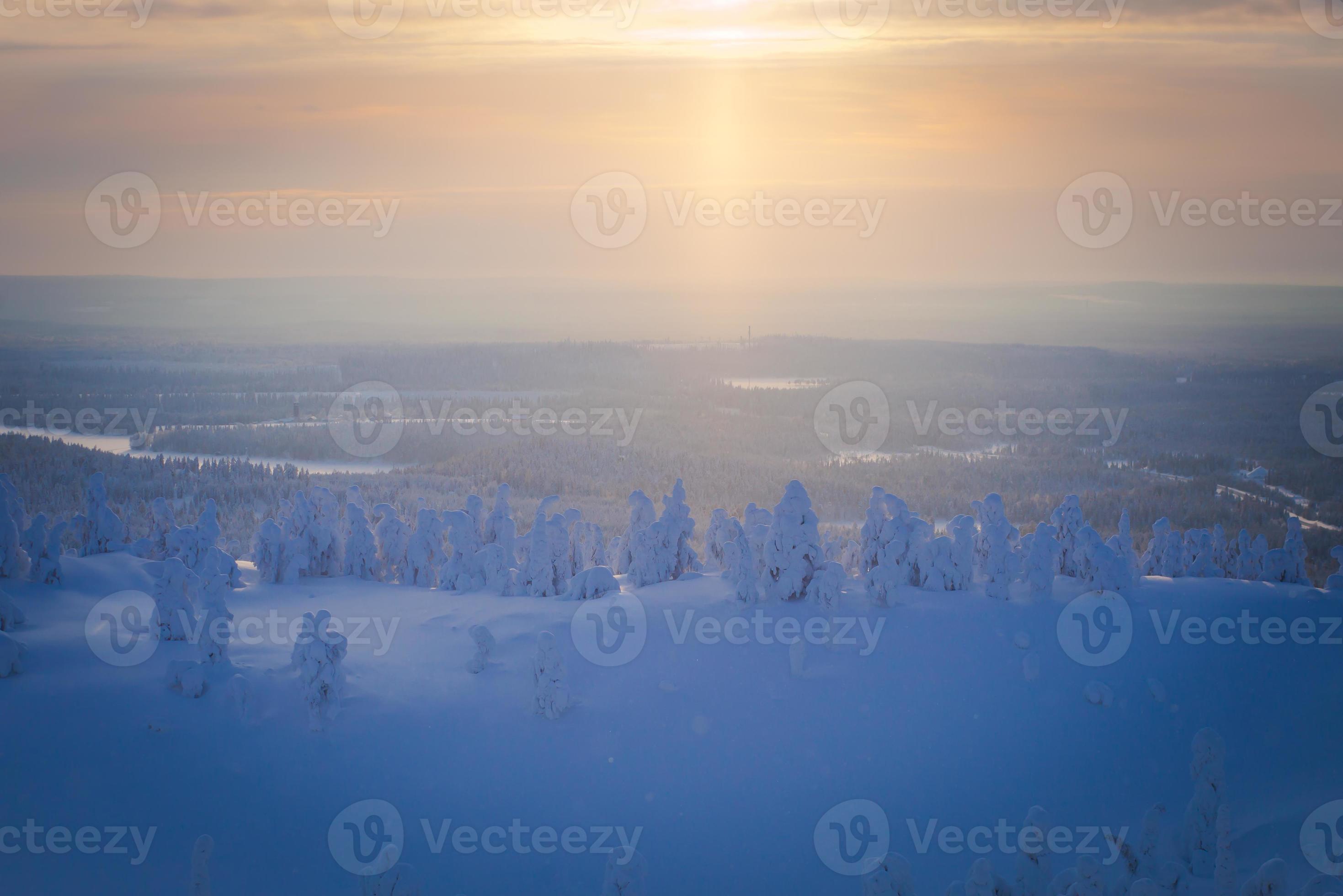 beau paysage d'hiver scandinave ensoleillé vibrant de station de ski photo