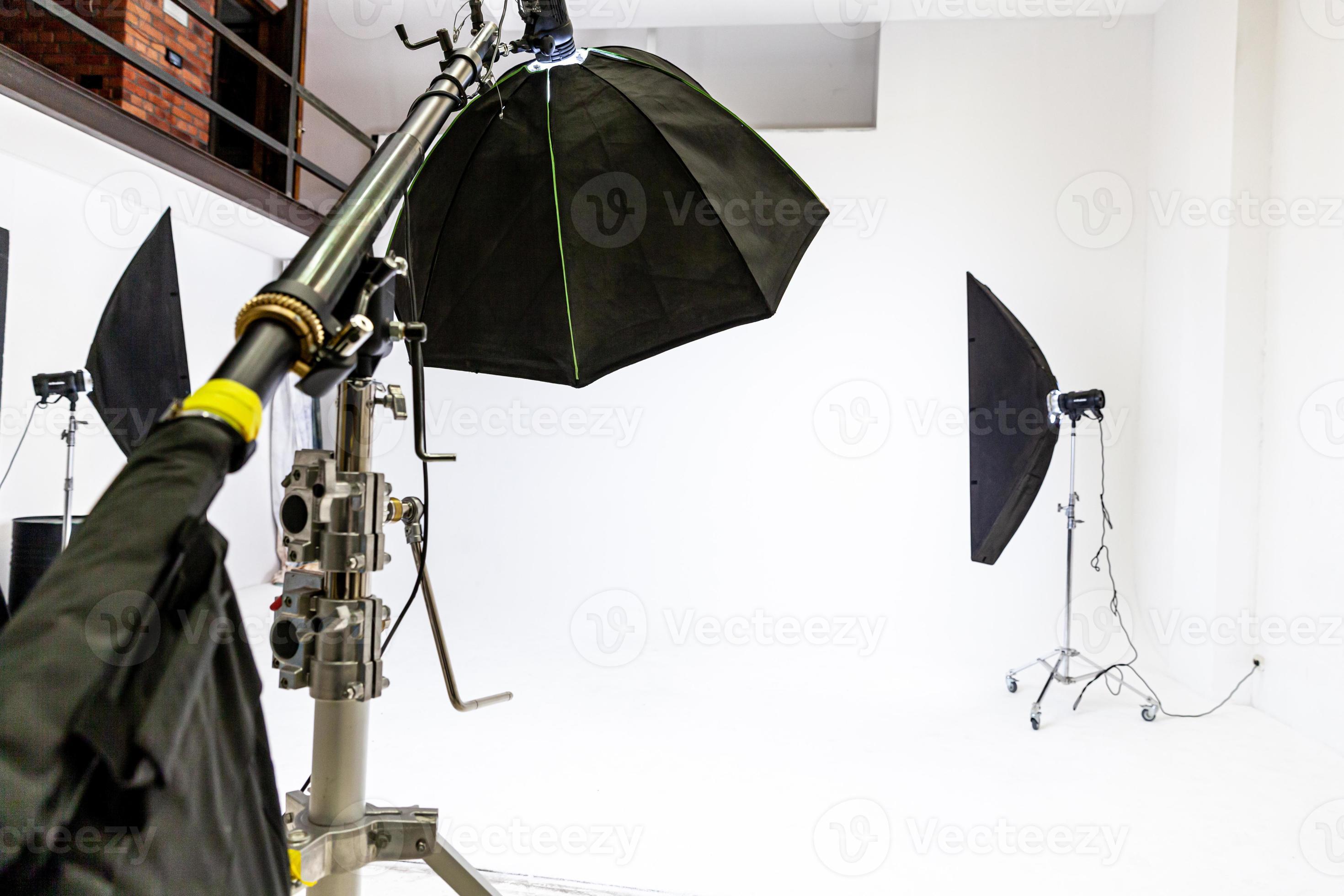studio photo vide avec équipement d'éclairage. intérieur du lieu