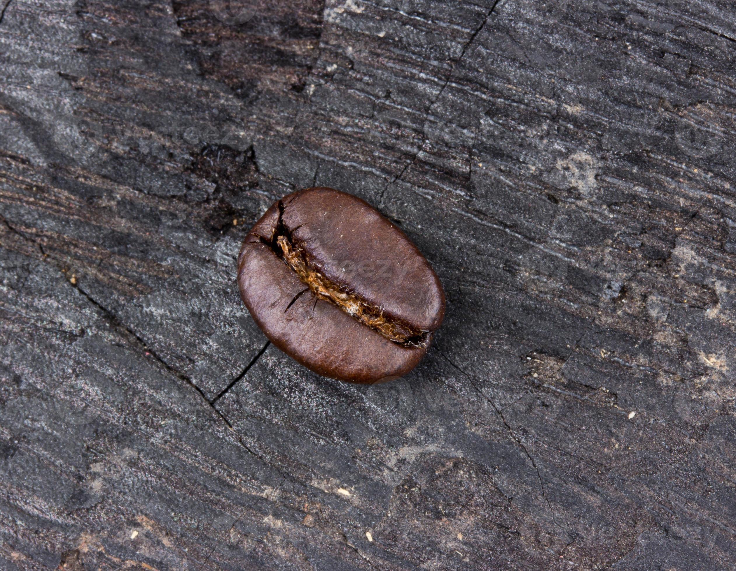 grain de café sur fond de bois (bois brûlé) photo
