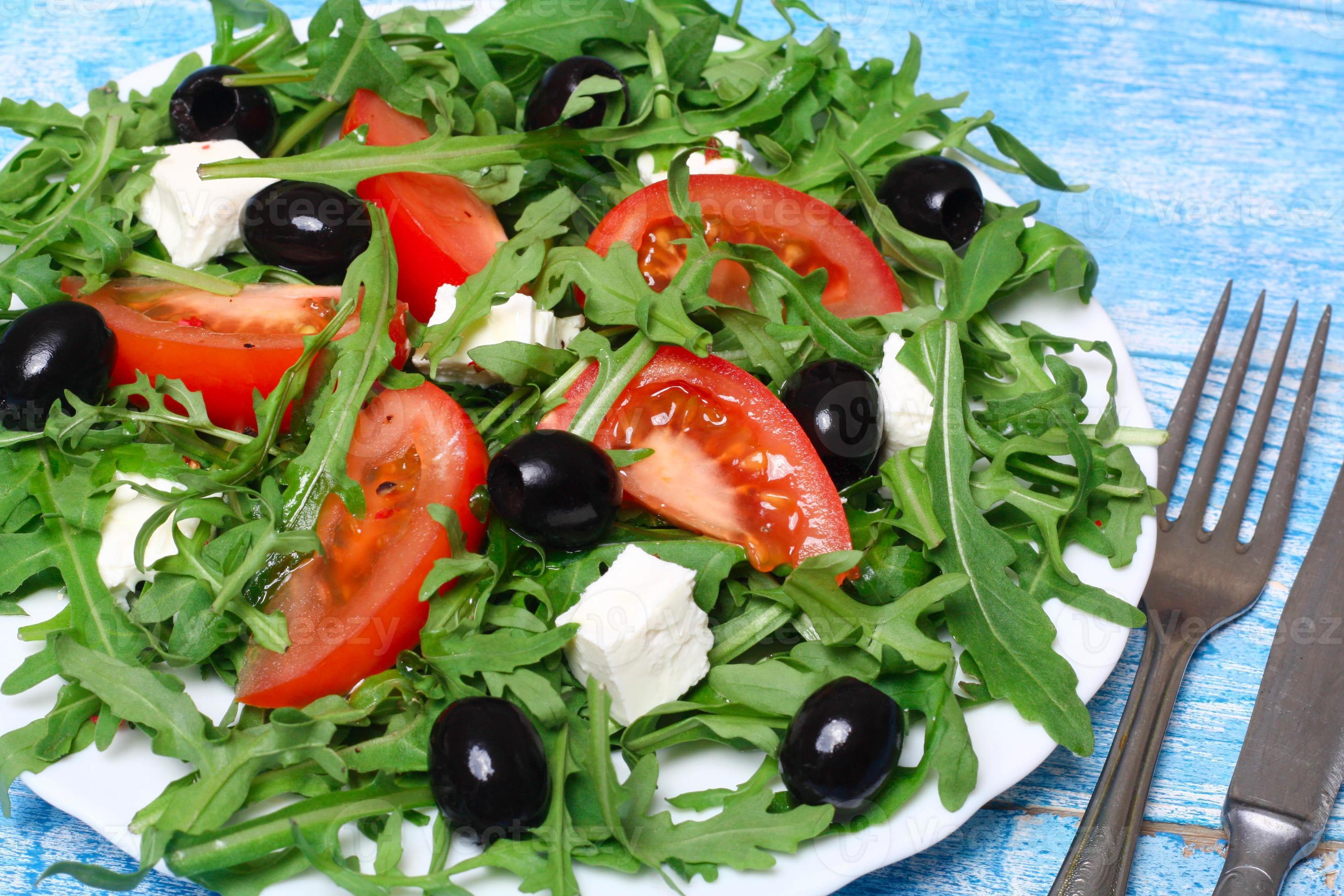 salade saine de roquette, fromage, tomate et olives photo