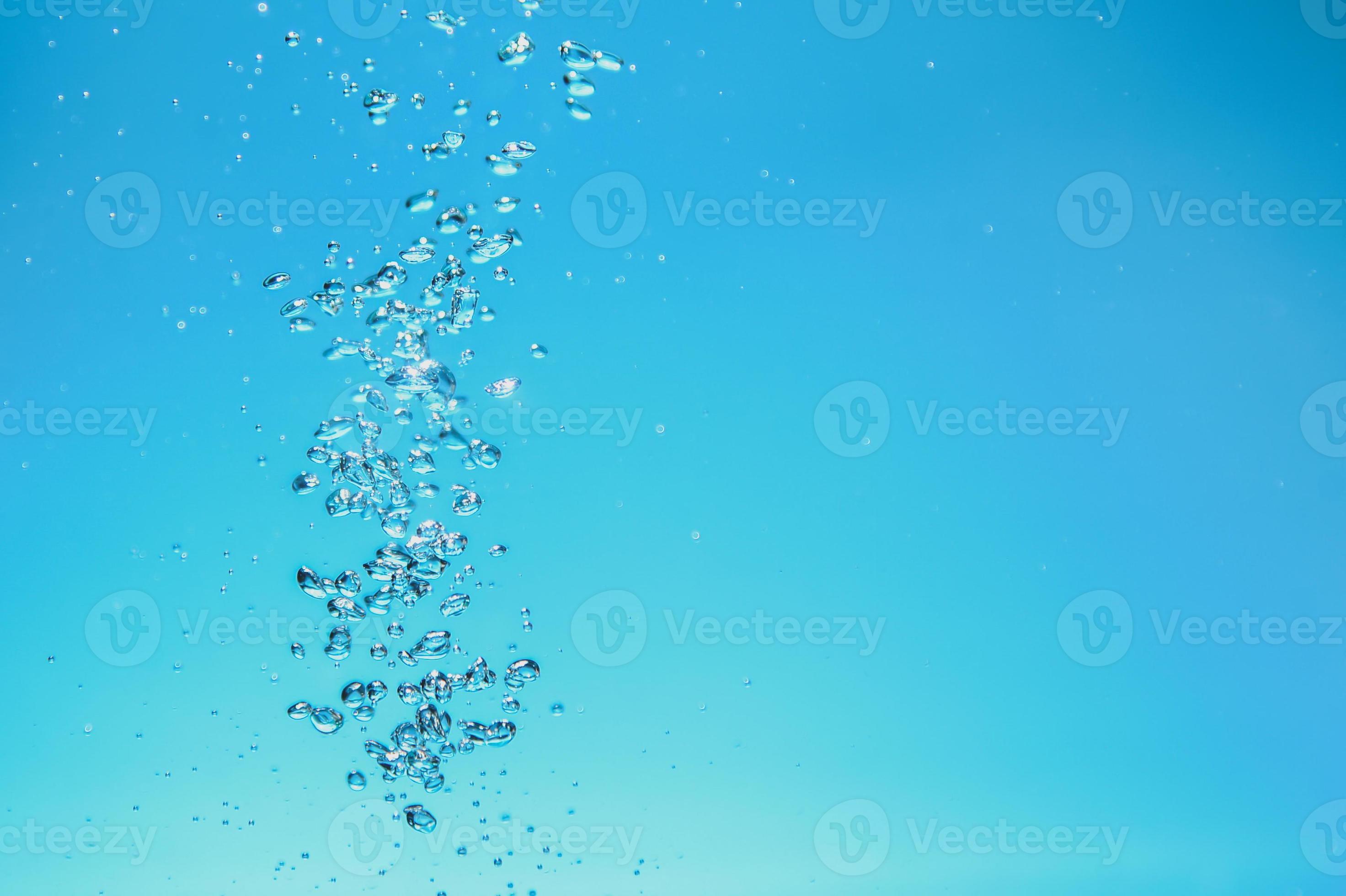 image de fond abstrait de bulles dans l'eau. eau propre avec des  gouttelettes d'eau et des vagues. eau douce un verre avec fond bleu bulles.  7643561 Photo de stock chez Vecteezy