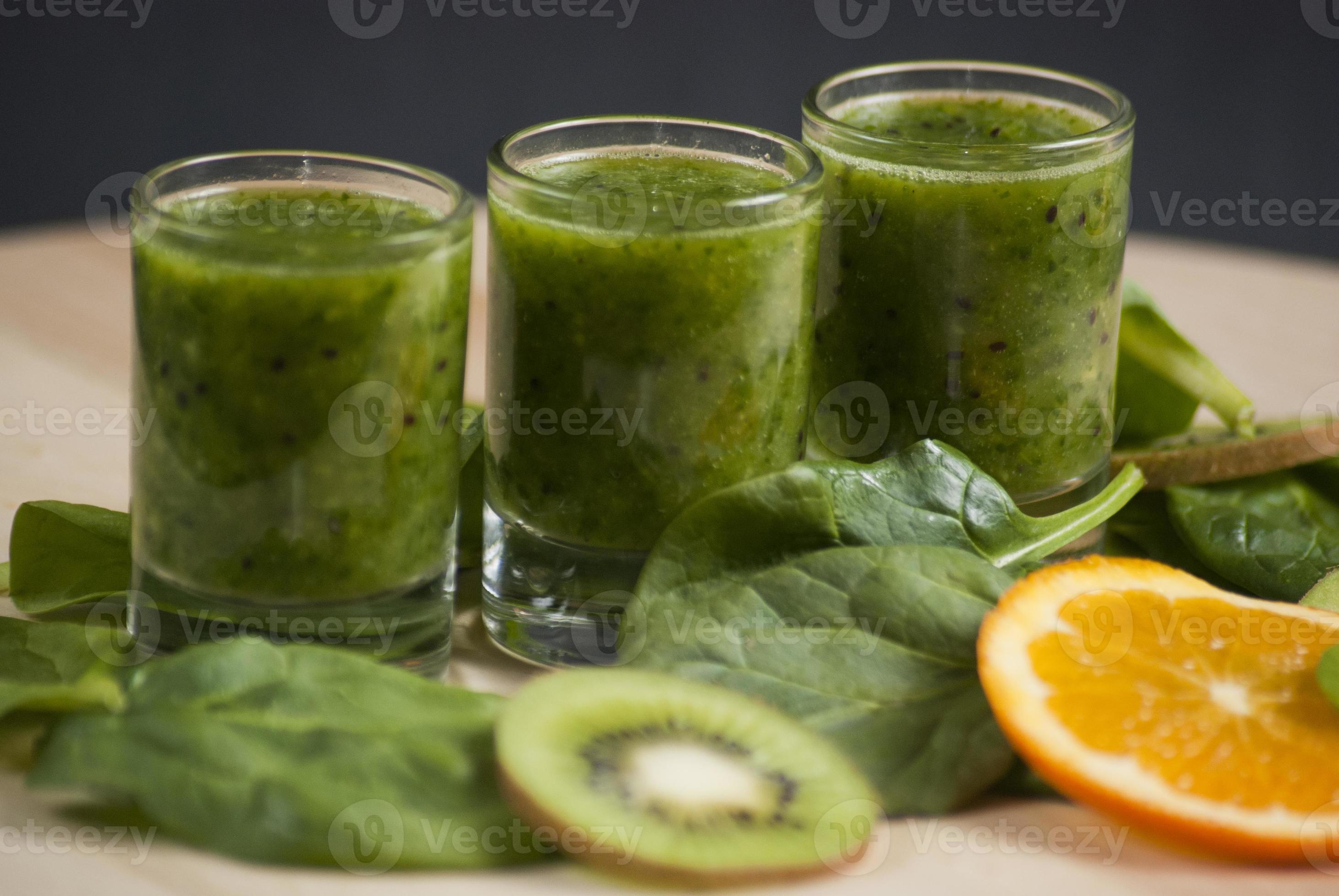 smoothie vert frais aux épinards et kiwi photo