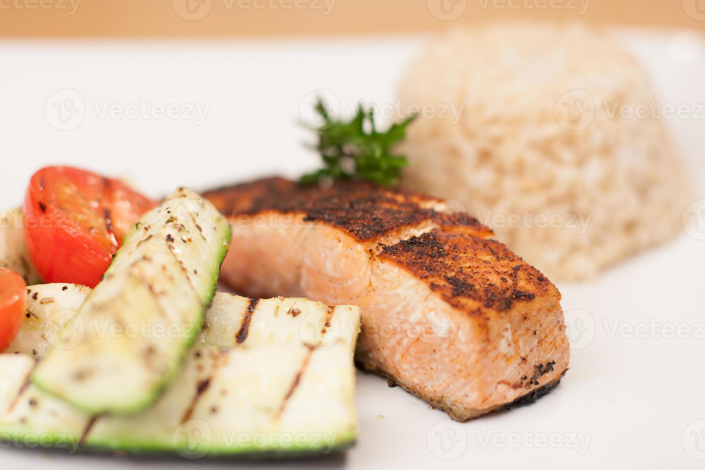 saumon noirci avec riz brun et légumes grillés photo