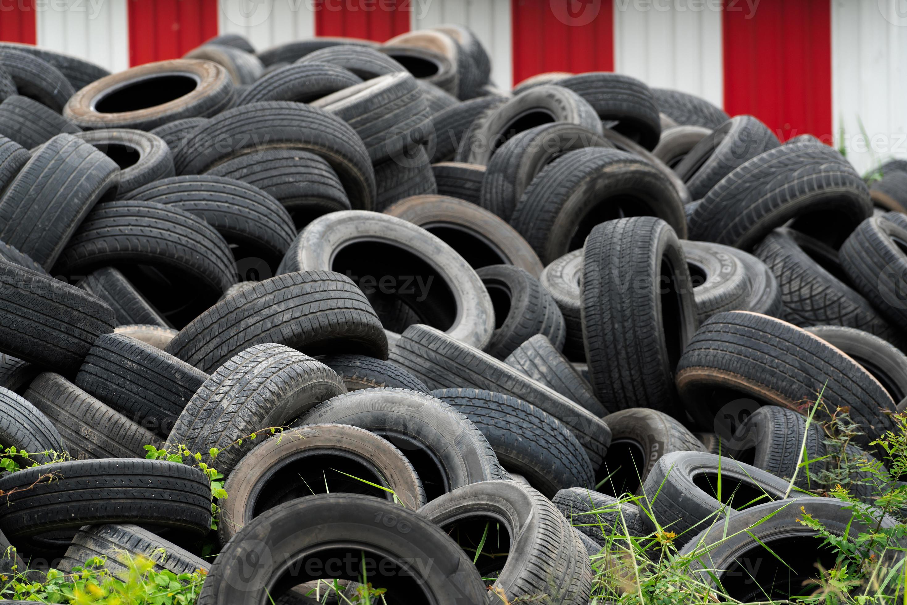 tas de pneus usagés. vieux déchets de pneus pour le recyclage ou pour  l'enfouissement. pneu en caoutchouc noir de voiture. tas de pneus usagés au  chantier de recyclage. matière à enfouir. tas