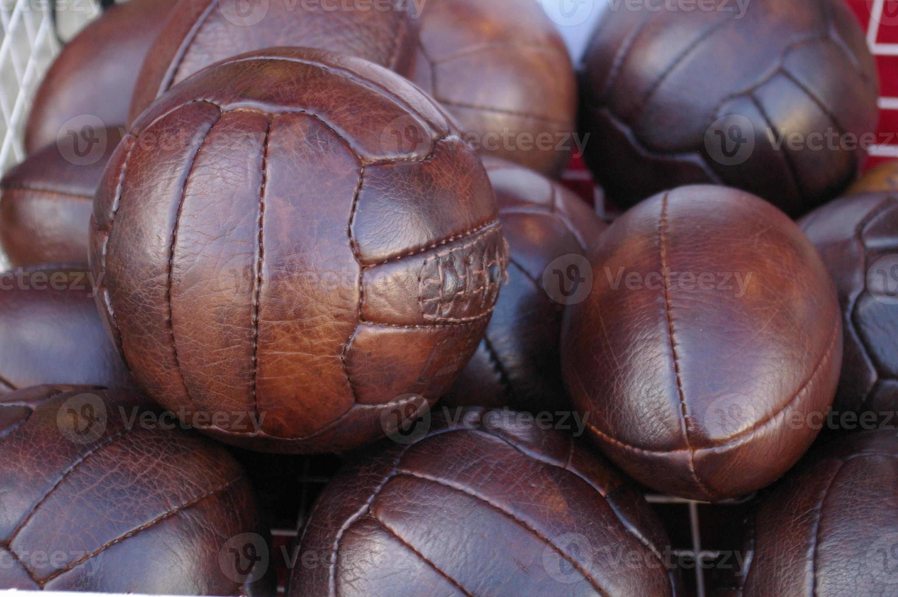 ballons de football / soccer en cuir et ballons de rugby photo