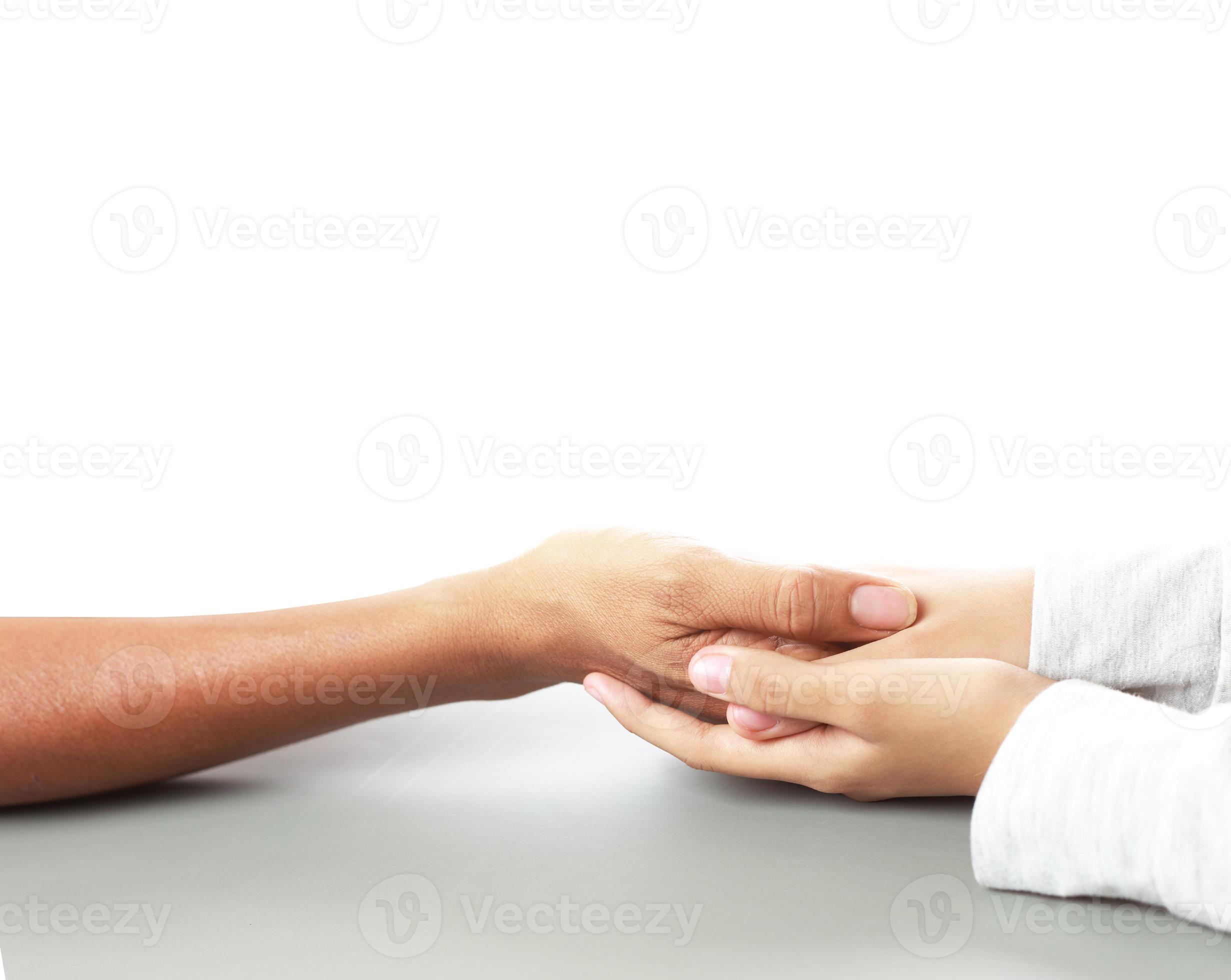 coup de main, soutien familial et concept d'excuses - gros plan des mains  masculines tenant ensemble la paume d'une autre main avec amour, confort et  empathie. copiez l'espace sur fond blanc. 7895125