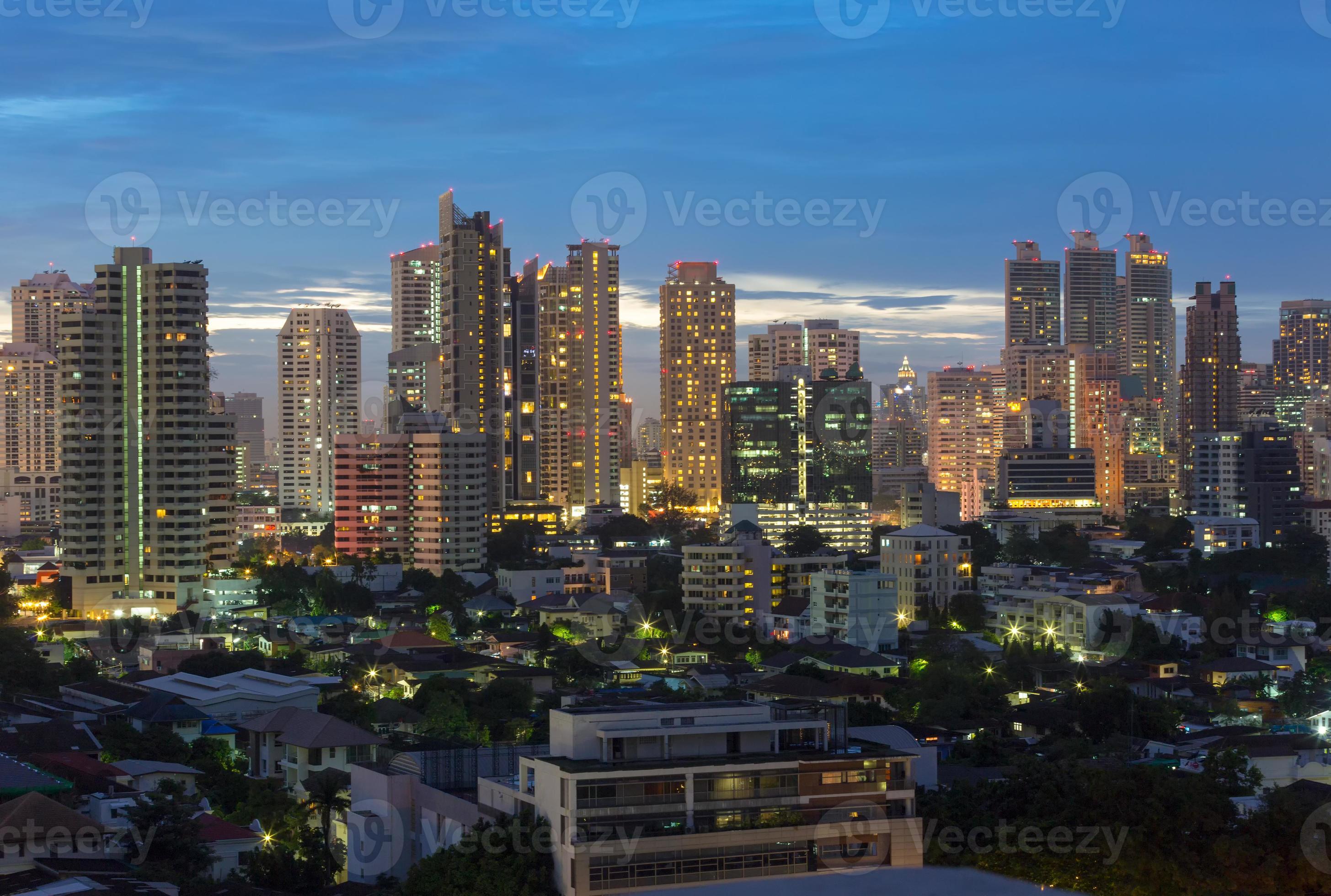 Paysage urbain de Bangkok, quartier des affaires au crépuscule, Bangkok, Thaïlande photo